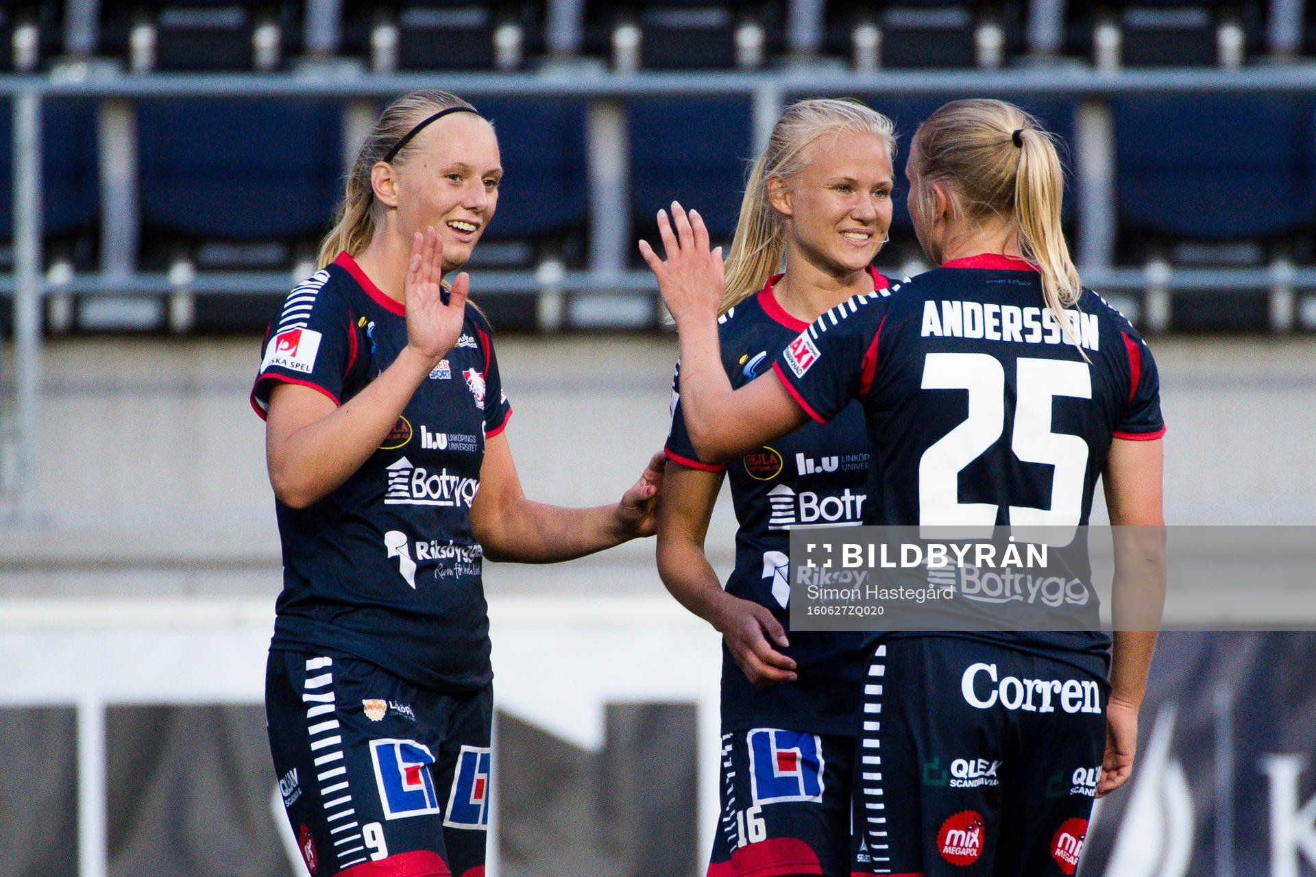 Linköpings Stina Blackstenius jublar med lagkamraterna efter fotbollsmatchen i damallsvenskan mellan Linköping FC och Kopparbergs/Göteborg den 27 juni 2016 i Linköping.
