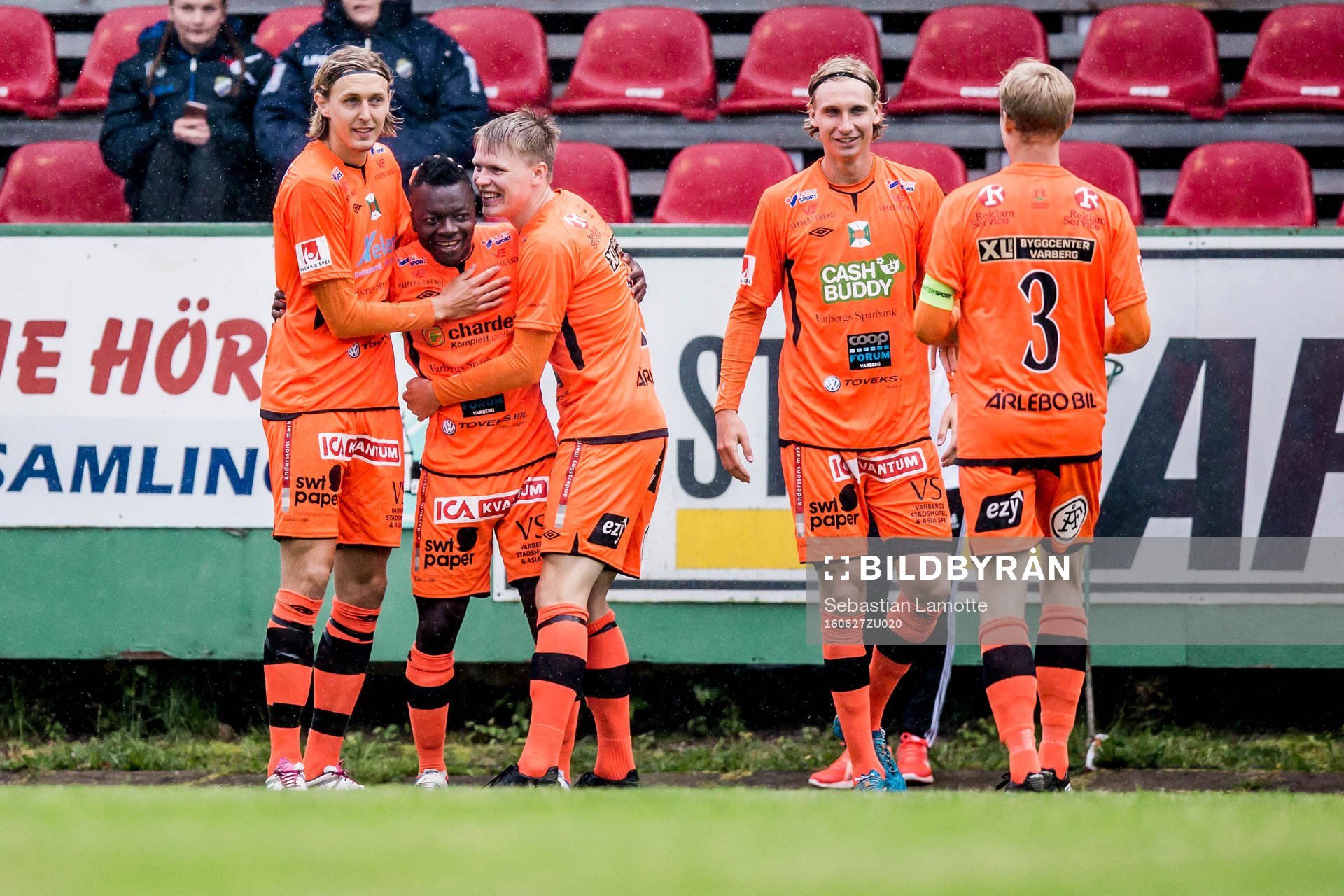 Varbergs Thomas Boakye har gjort 0-1 och jublar med lagkamraterna under fotbollsmatchen i Superettan mellan Ljungskile och Varberg den 27 juni 2016 i Ljungskile.