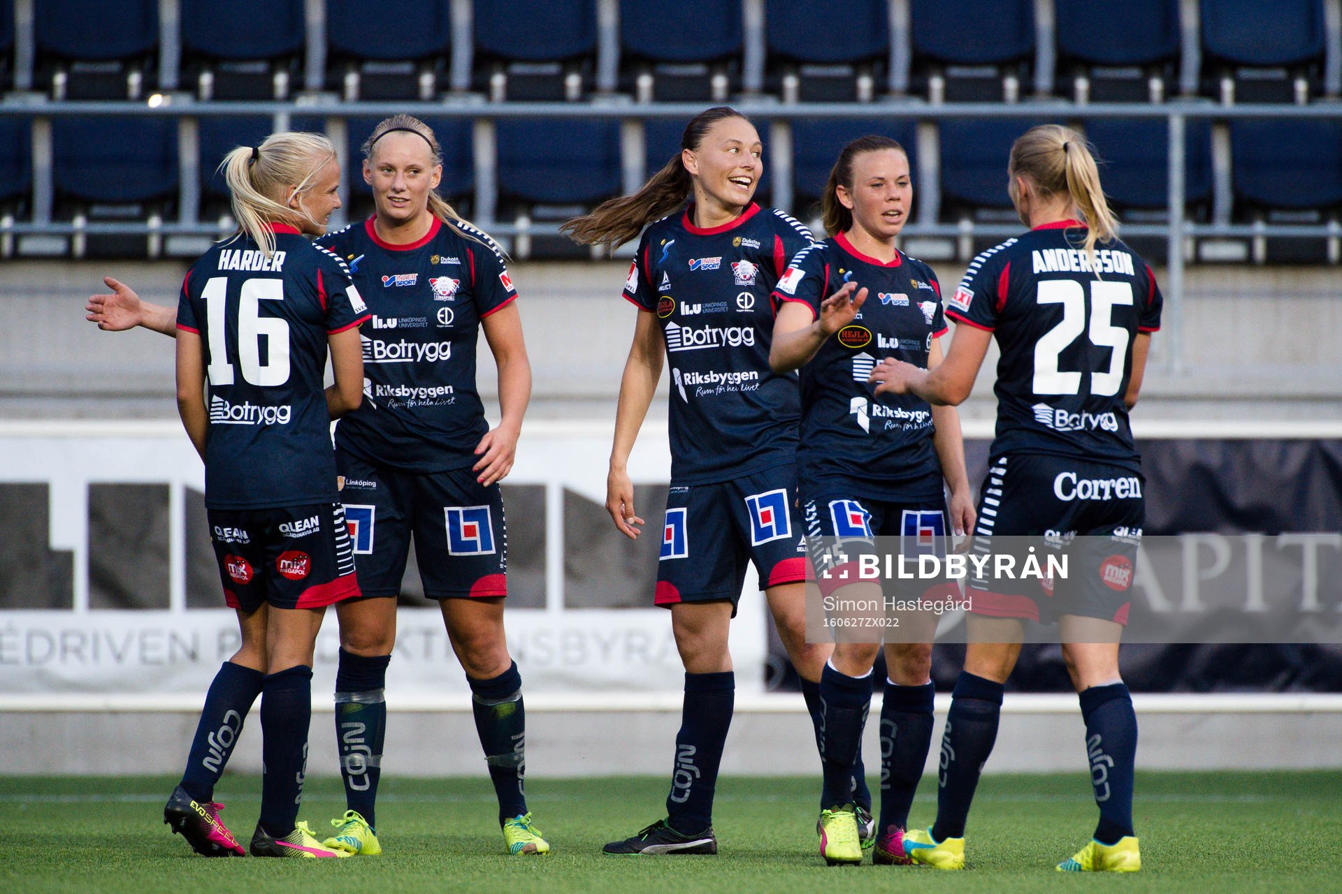 Linköpings Stina Blackstenius jublar med lagkamraterna efter fotbollsmatchen i damallsvenskan mellan Linköping FC och Kopparbergs/Göteborg den 27 juni 2016 i Linköping.