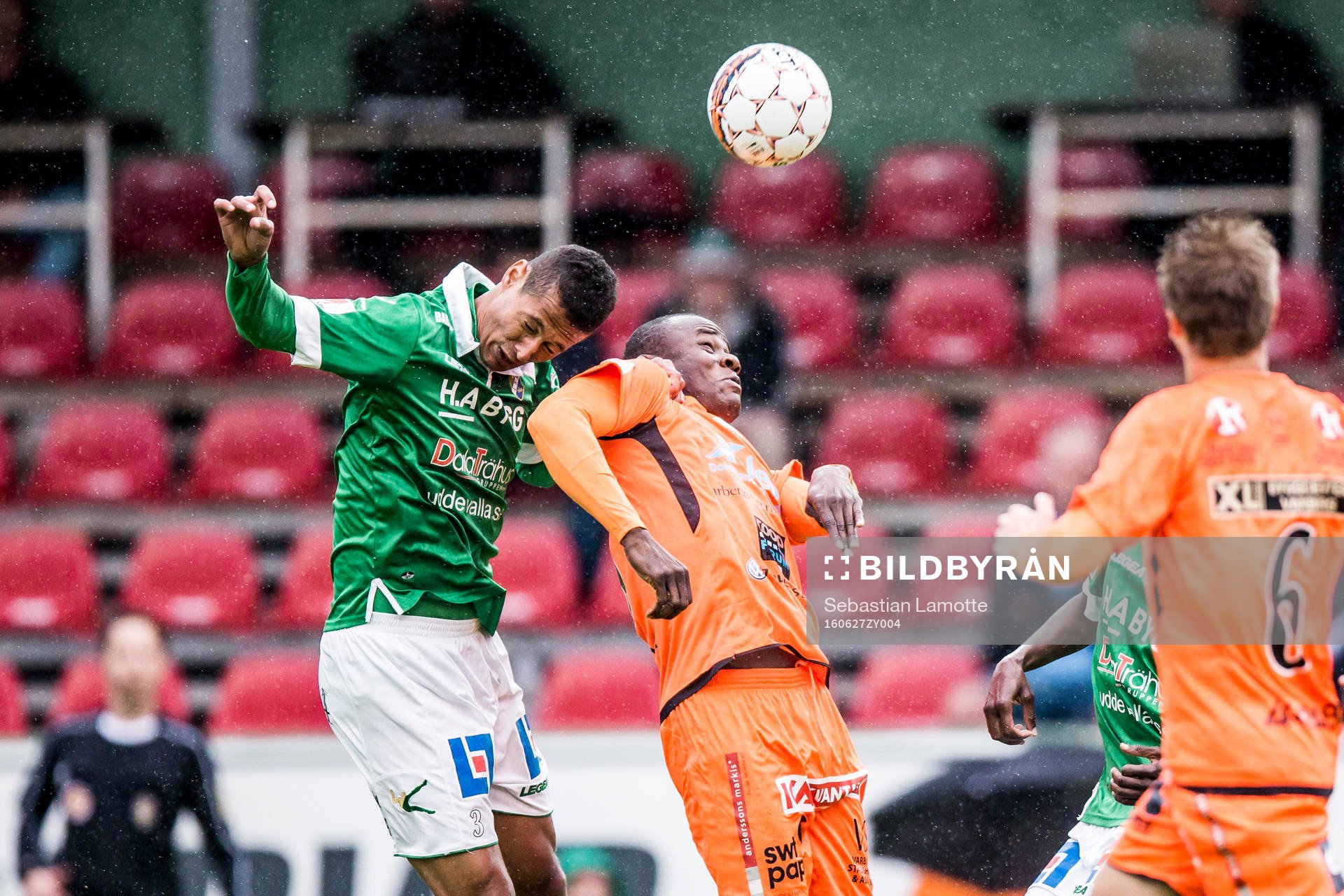 Ljungskiles Josemar Santana Silva och Varbergs Nsima Peter
