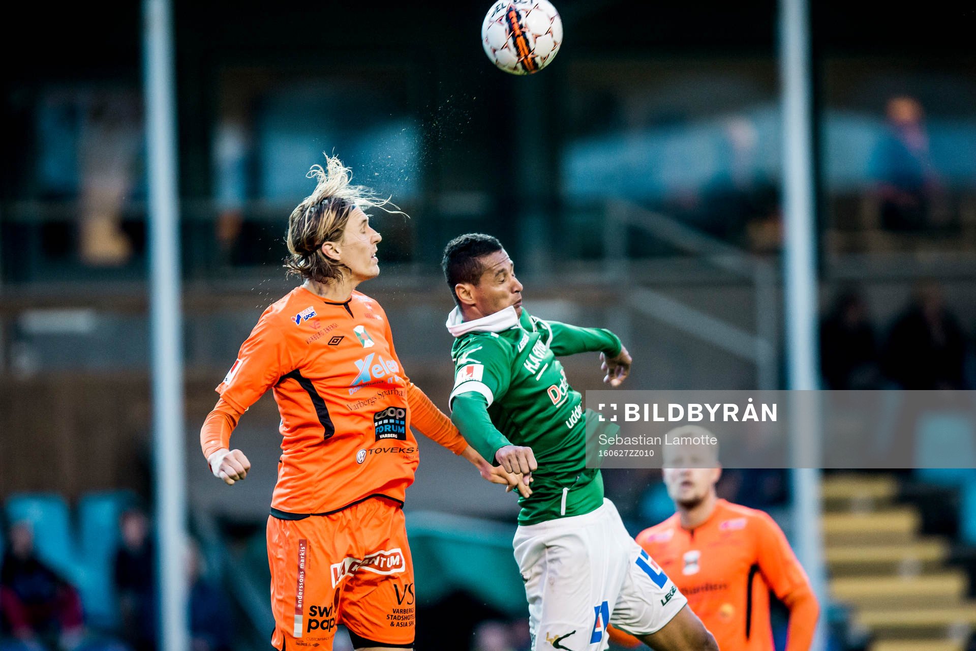 Varbergs Joakim Lindner och Ljungskiles Josemar Santana