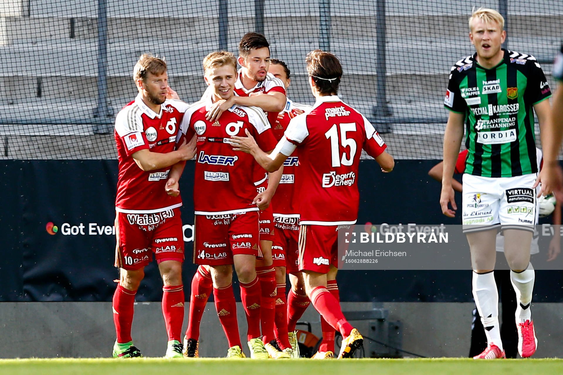 Degerfors Ludvig Fritzson jublar med lagkamraterna