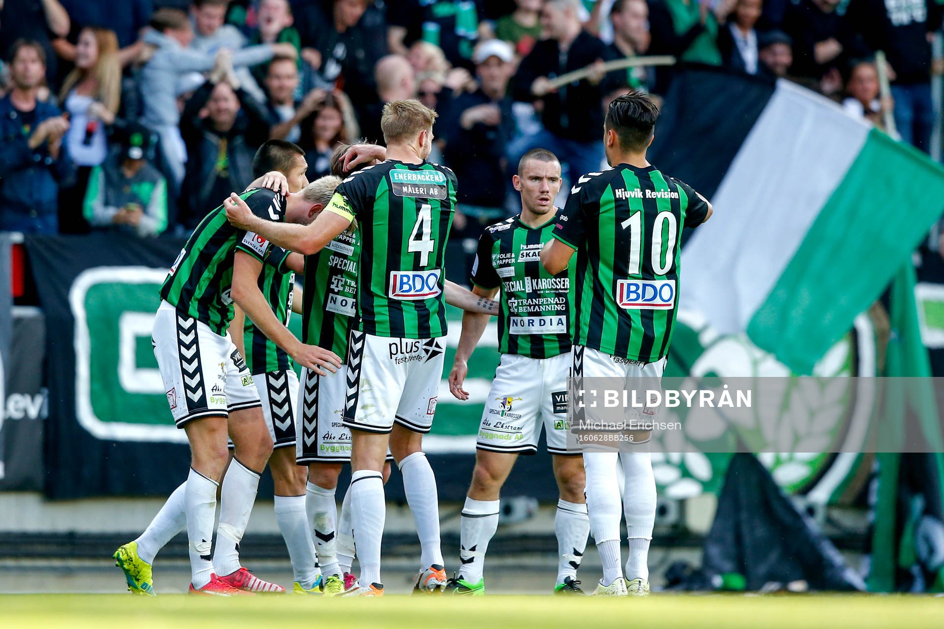 GAIS Johan Lundgren jublar med lagkamraterna
