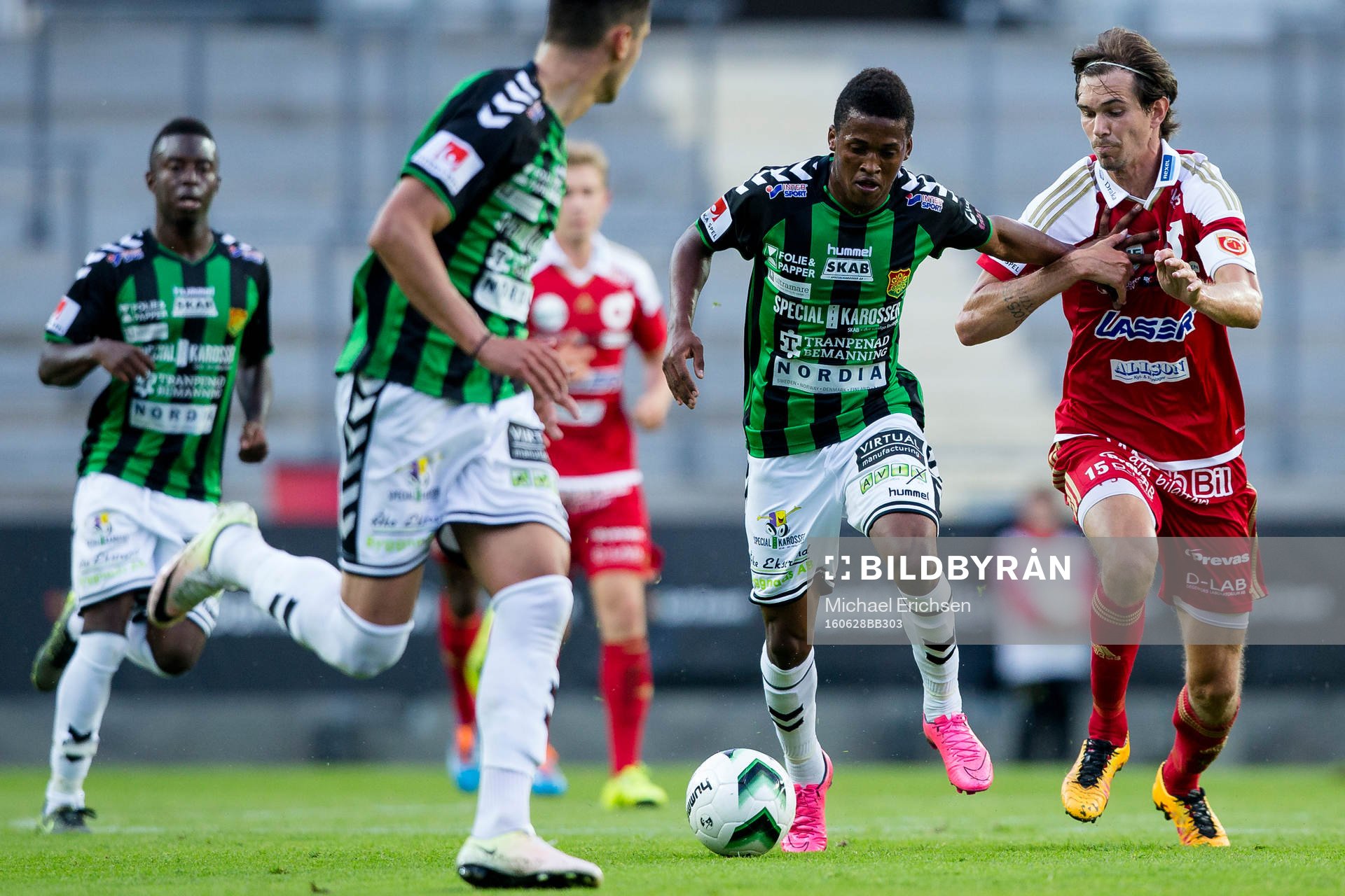 GAIS Luther Singh i kamp med Degerfors Sebastian Ohlsson under fotbollsmatchen i Superettan mellan GAIS och Degerfors den 28 juni 2016 i Göteborg.