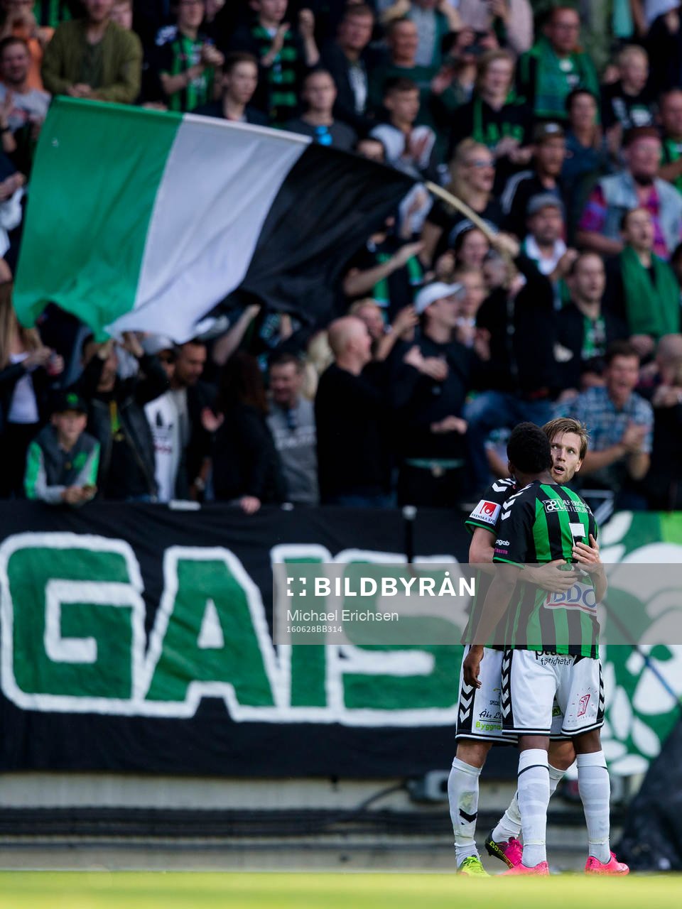 GAIS Johan Lundgren jublar ihop med Luther Singh efter att ha kvitterat till 1-1 under fotbollsmatchen i Superettan mellan GAIS och Degerfors den 28 juni 2016 i Göteborg.
