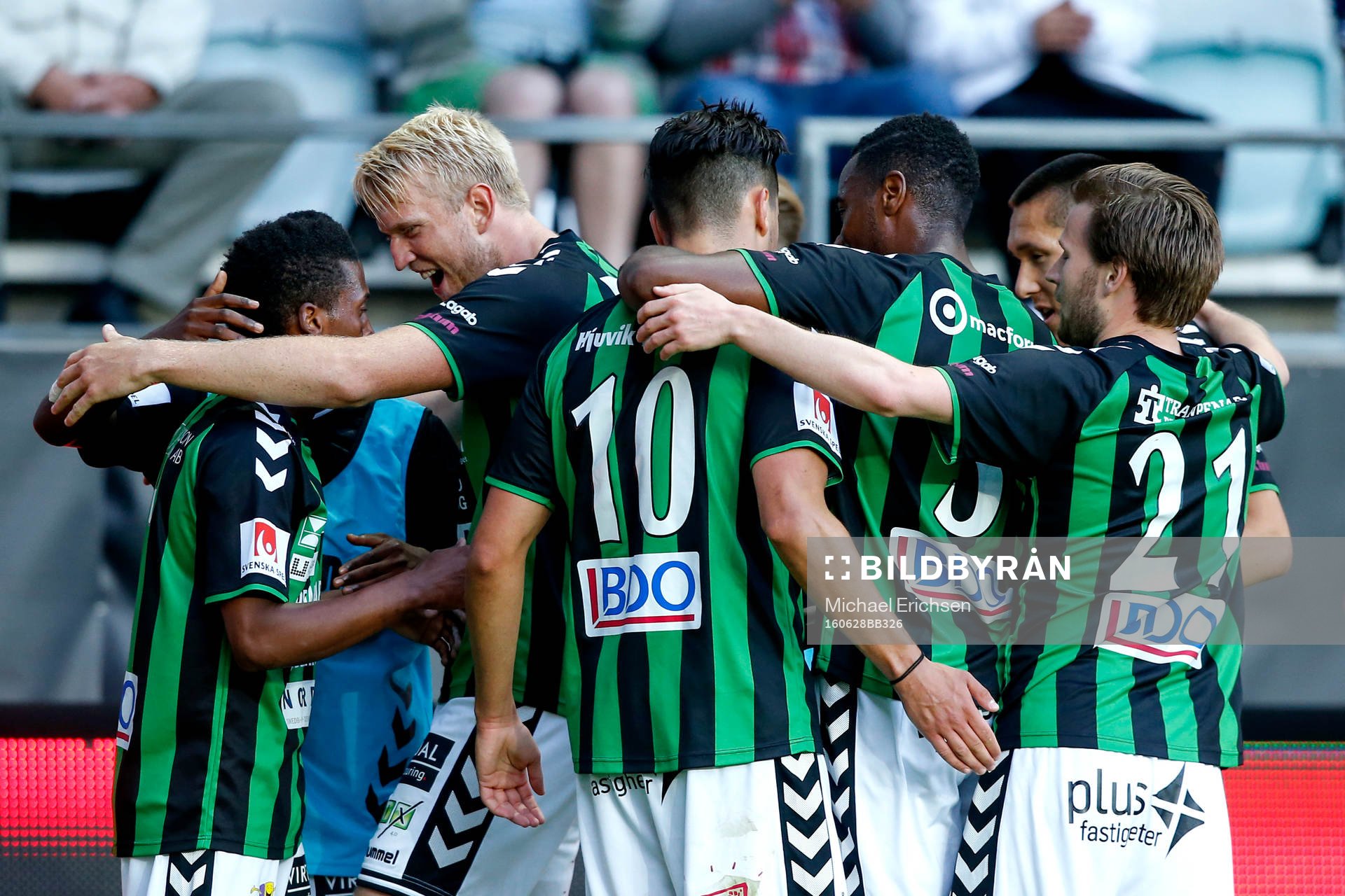 GAIS Luther Singh jublar med lagkamraterna