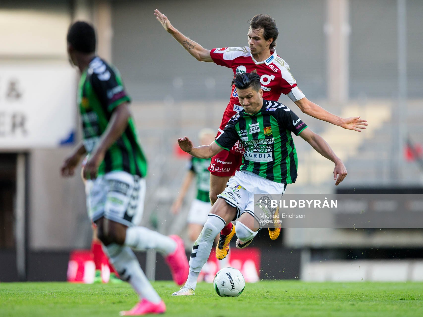 GAIS Luka Mijaljevic i kamp med Degerfors Sebastian Ohlsson under fotbollsmatchen i Superettan mellan GAIS och Degerfors den 28 juni 2016 i Göteborg.