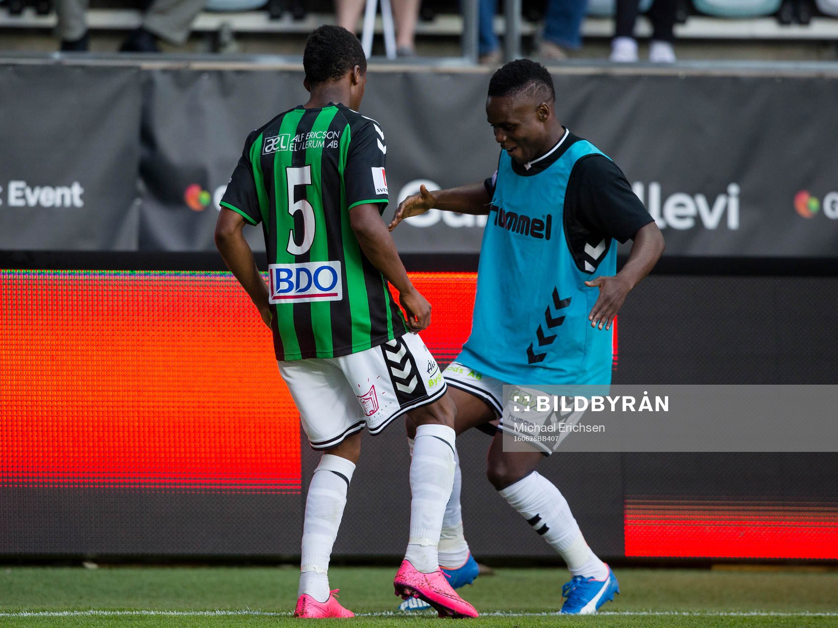 GAIS Luther Singh dansar med avbytaren Pule Maraisane