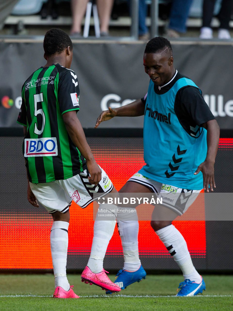 GAIS Luther Singh dansar med avbytaren Pule Maraisane