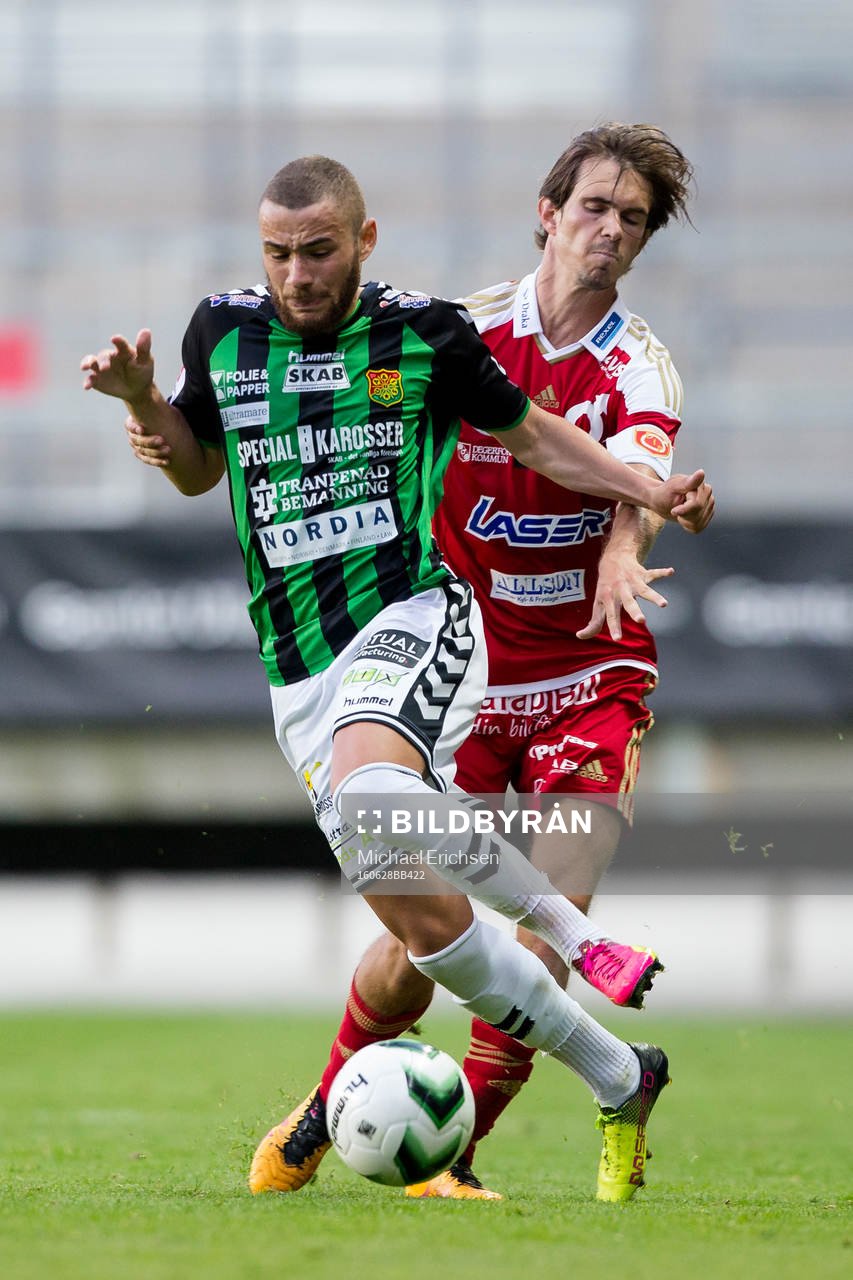 Degerfors Sebastian Ohlsson försöker stoppa GAIS Malkolm