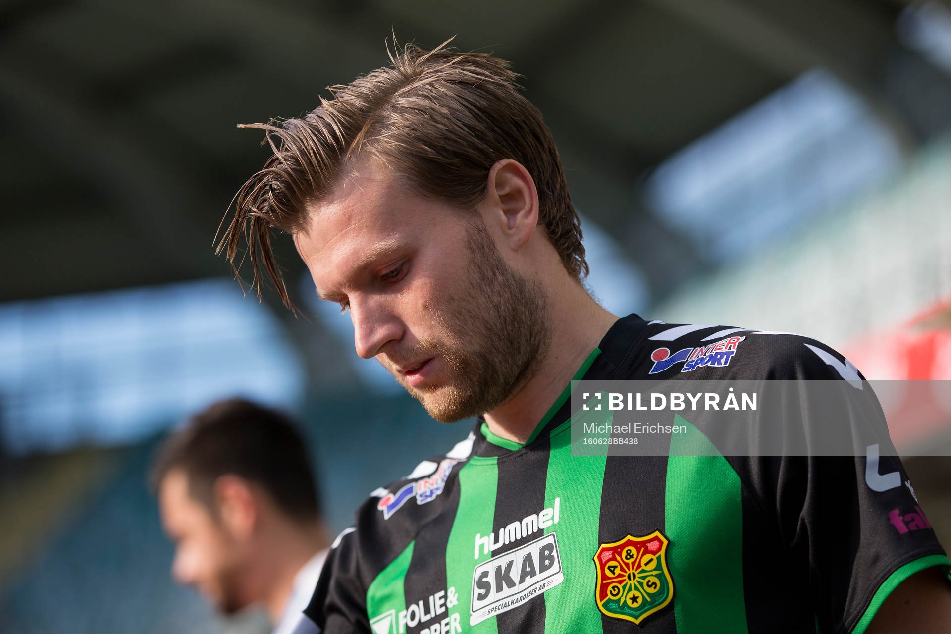 GAIS Johan Lundgren på väg in till fotbollsmatchen i