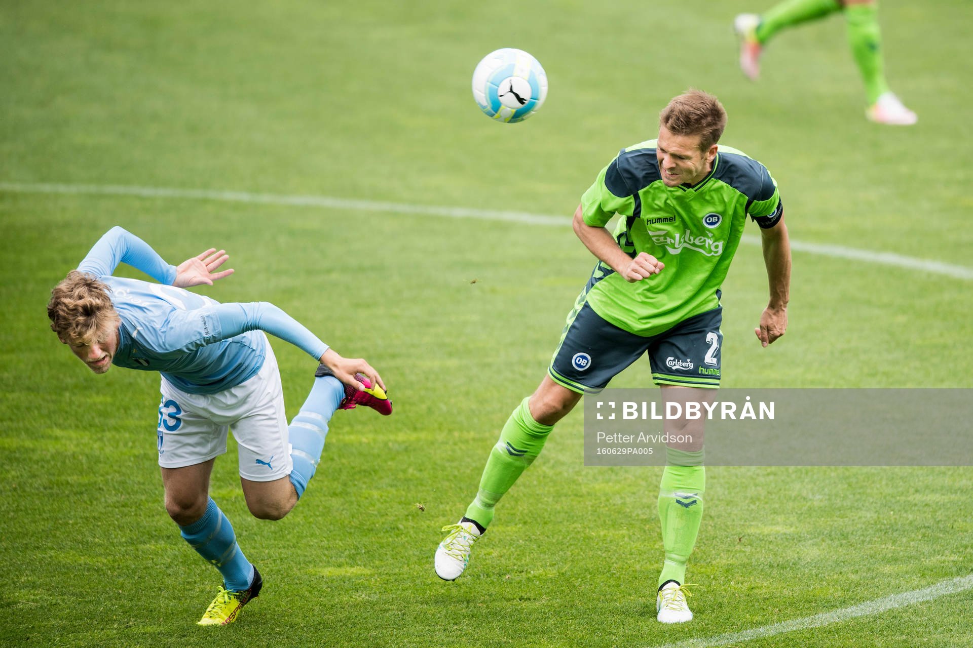 Malmö FFs Teddy Bergqvist och Odense Kenneth Emil Petersen under en träningsmatch i fotboll mellan Malmö FF och Odense den 29 juni 2016 i Malmö.