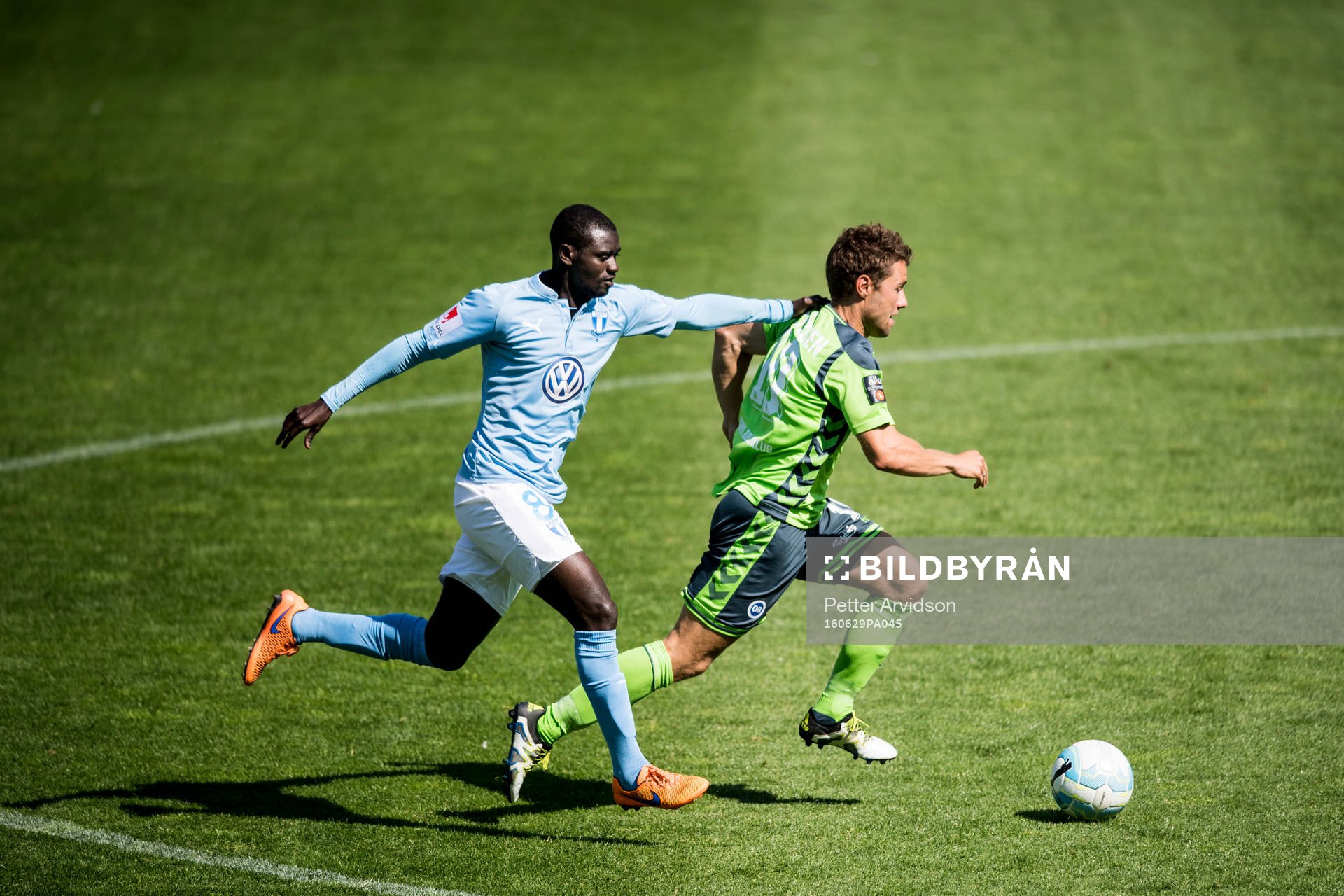 Malmö FFs Enock Kofi Adu jagar Odense Rasmus Festersen