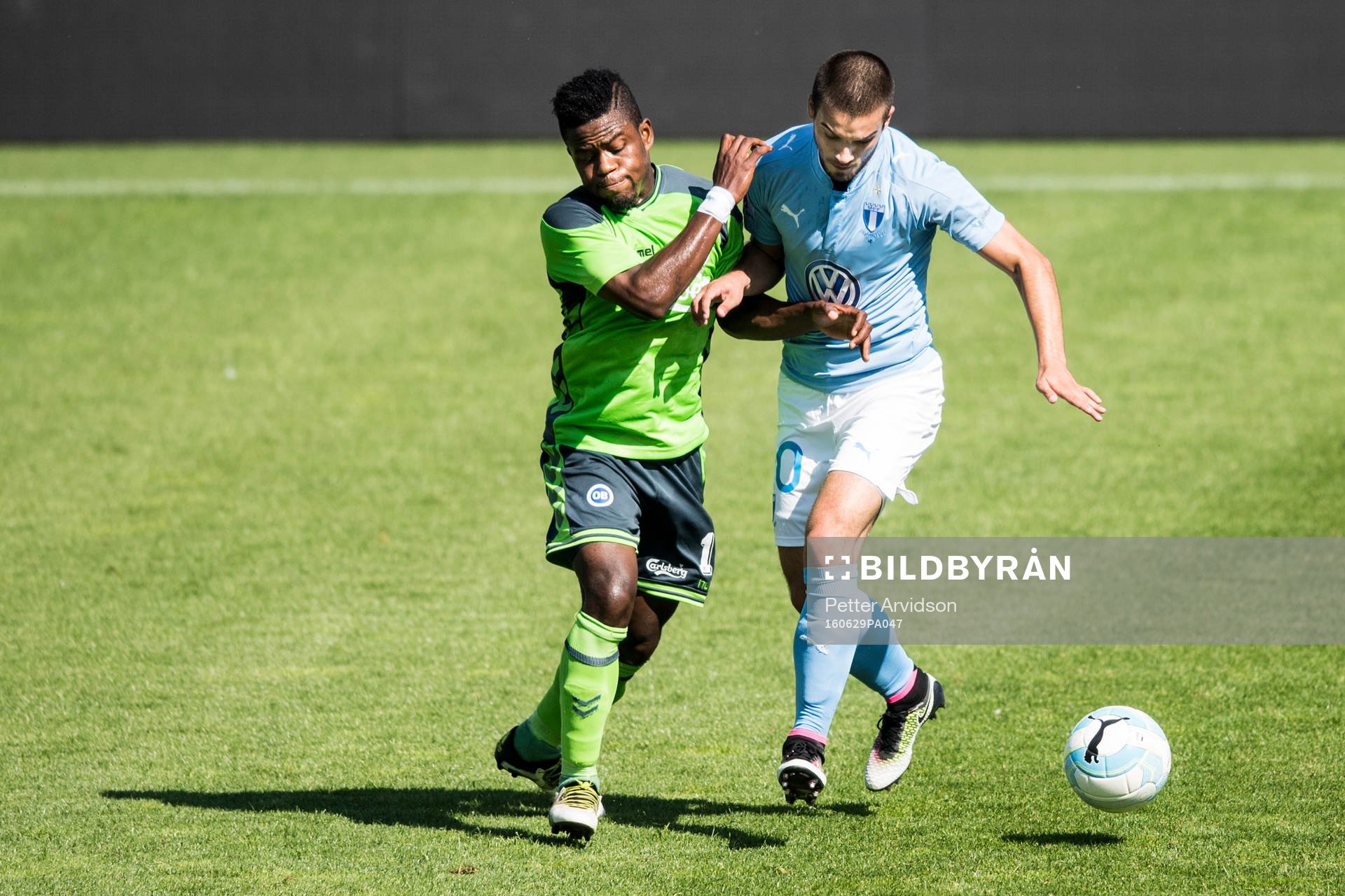 Odense Izunna Uzochukwu och Malmö FFs Vladimir Rodic