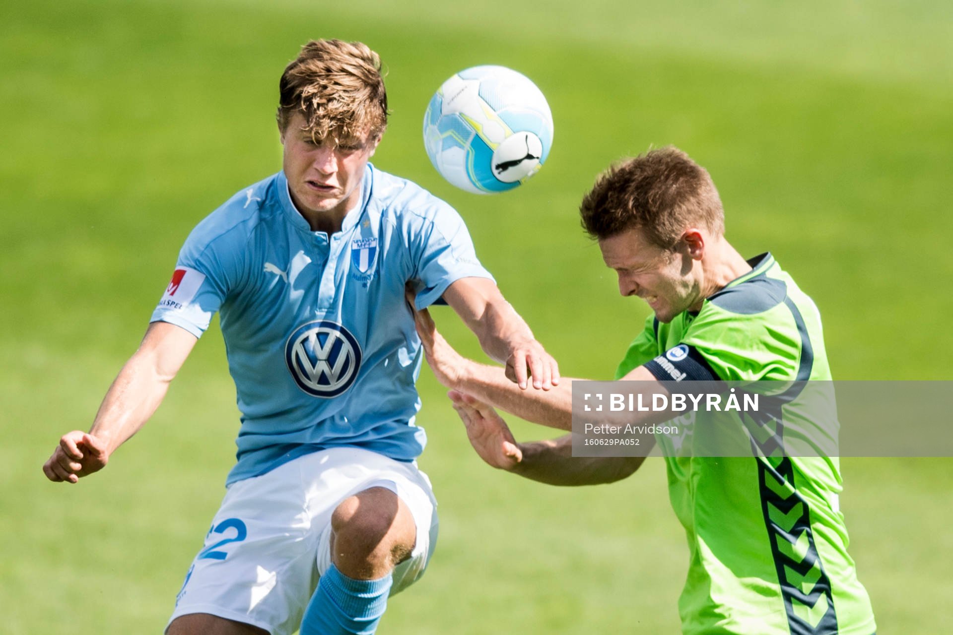 Malmö FFs Teddy Bergqvist och Odense Kenneth Emil Petersen under en träningsmatch i fotboll mellan Malmö FF och Odense den 29 juni 2016 i Malmö.