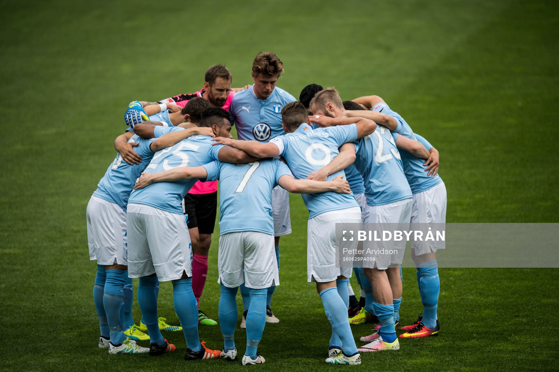 Malmö FFs spelare samlas i en ring