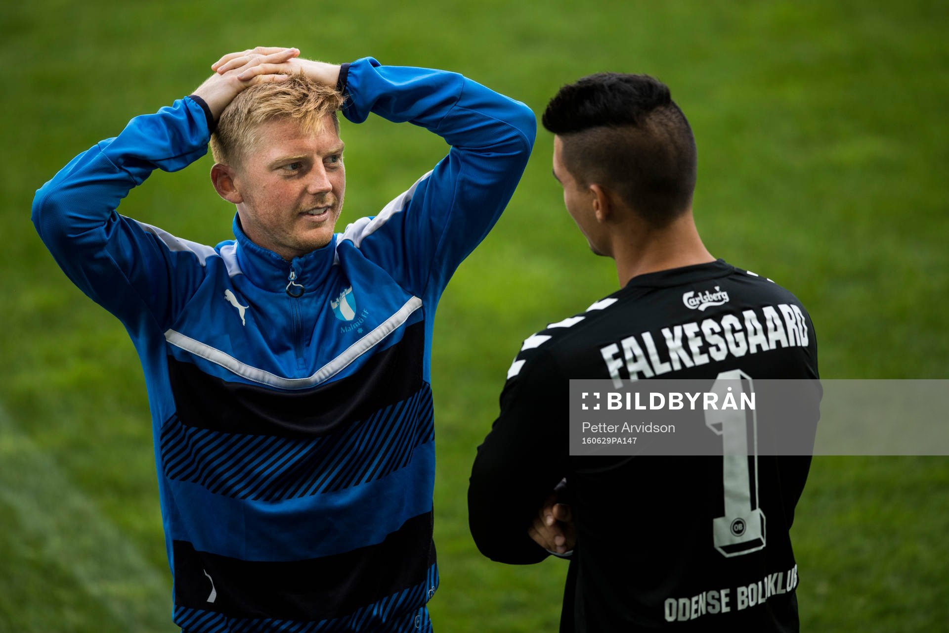 Malmö FFs Anders Christiansen i samtal med Odense målvakt