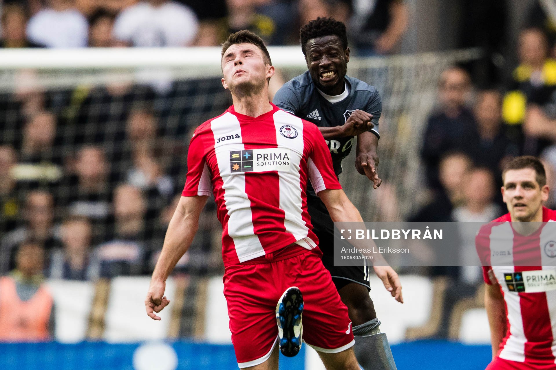 s Ebenezer Ofori i en närkamp med Bala Towns Nathan Burke