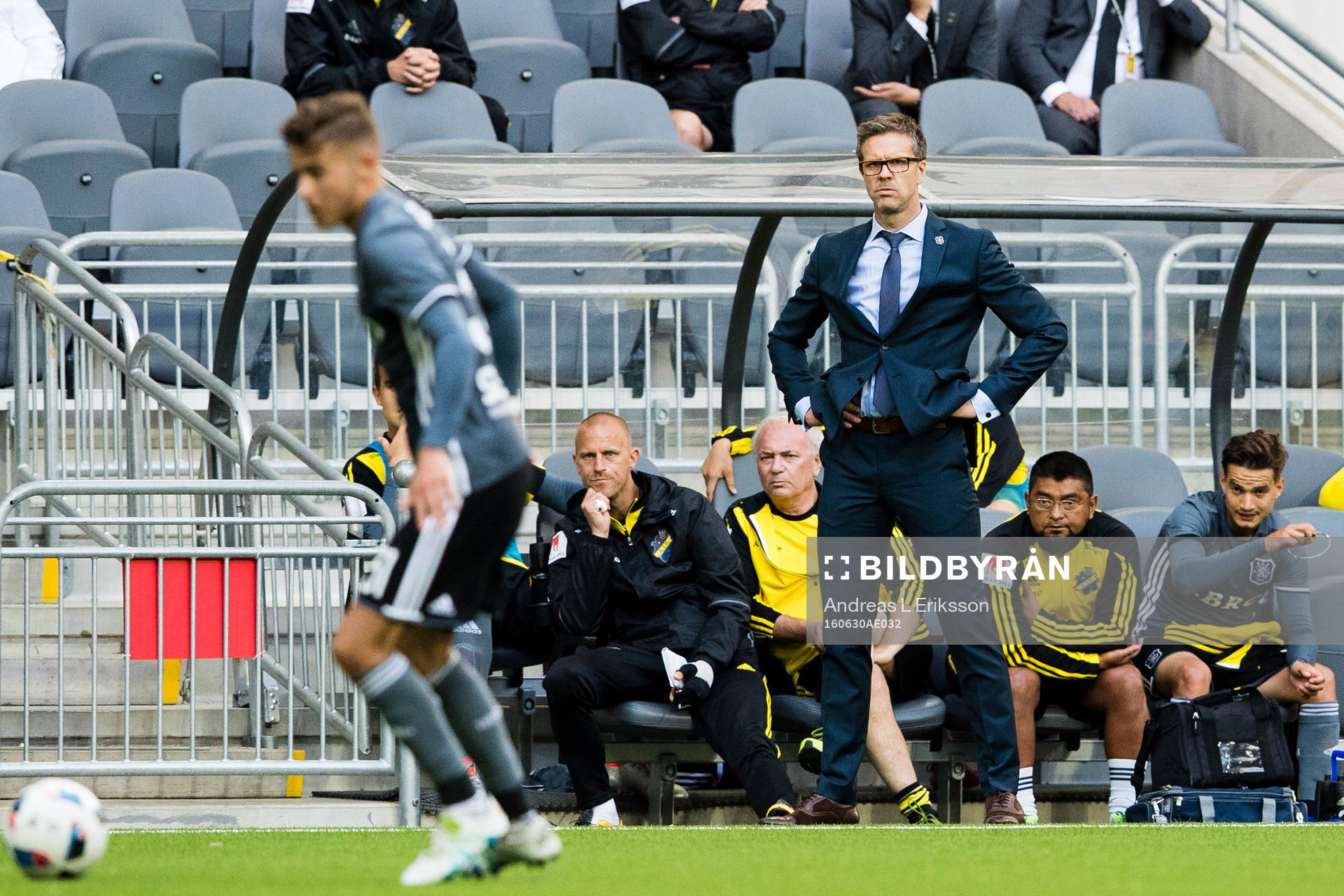 s tränare Rikard Norling följer spelet