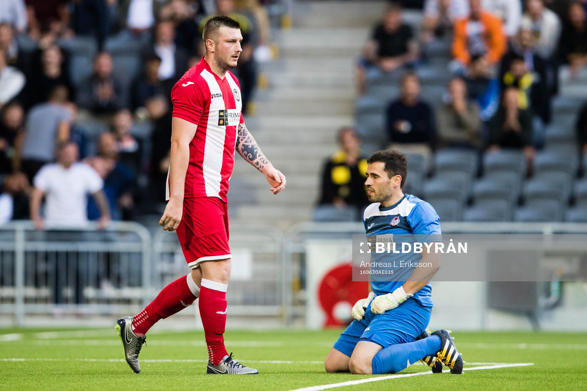 Bala Towns Tony Davies och målvakt Ashley Morris deppar