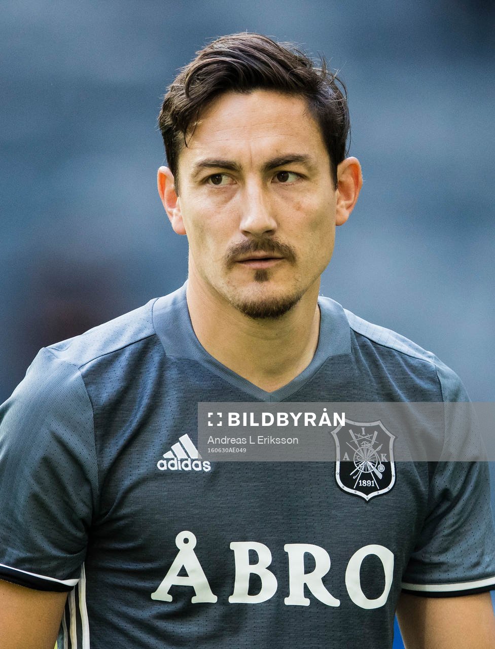 s Stefan Ishizaki innan fotbollsmatchen i kvalet till