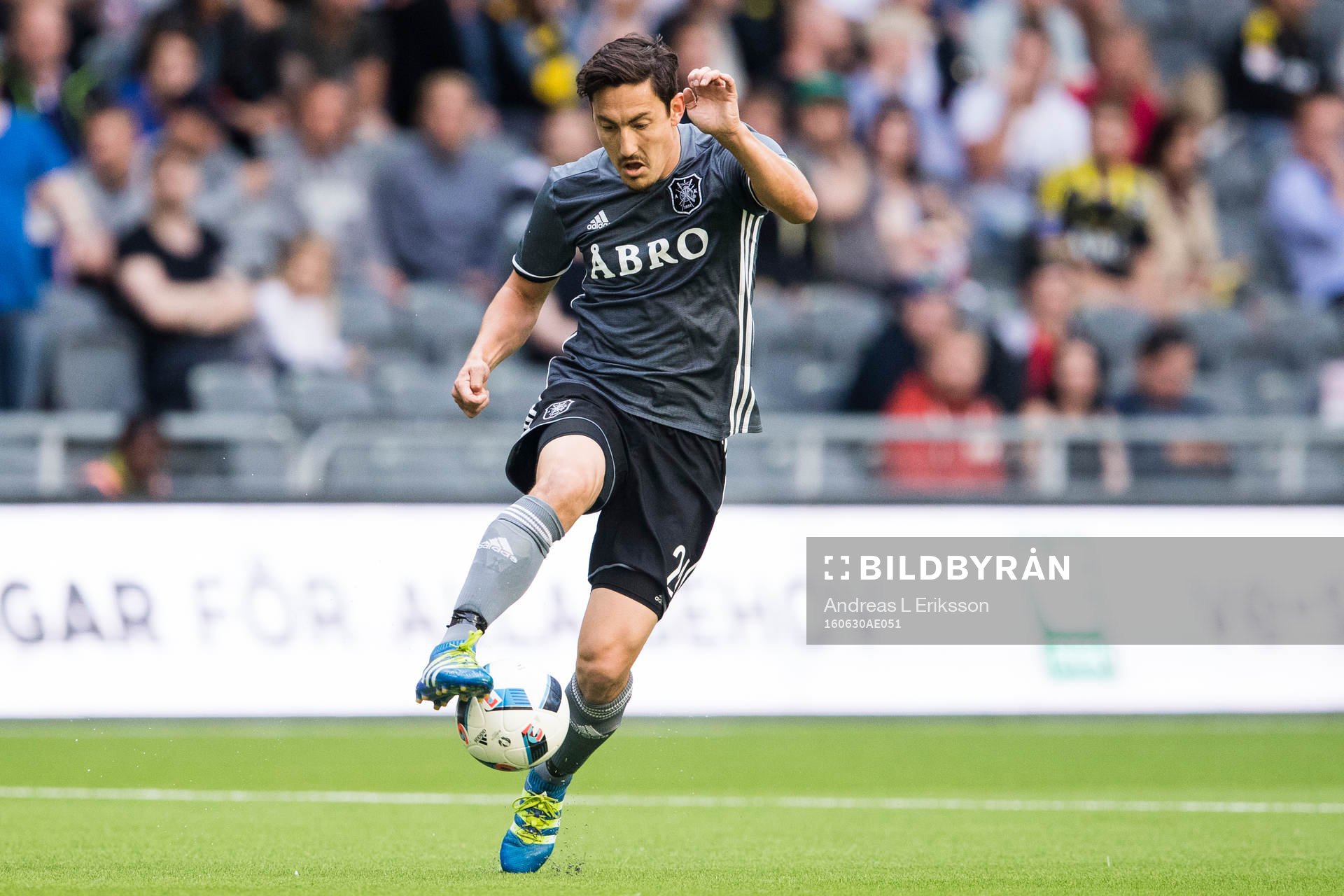 s Stefan Ishizaki med bollen
