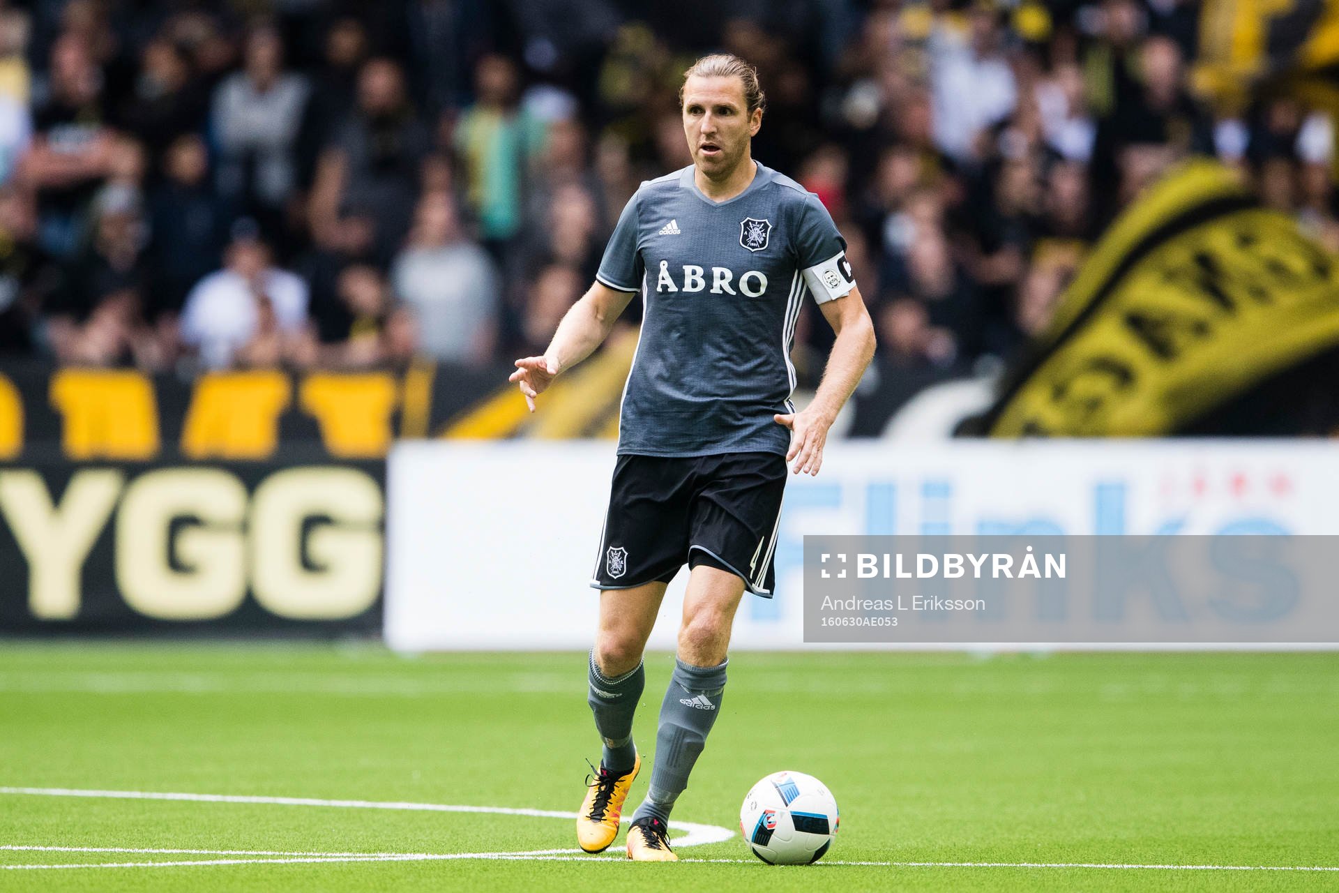 s Nils-Eric Johansson med bollen