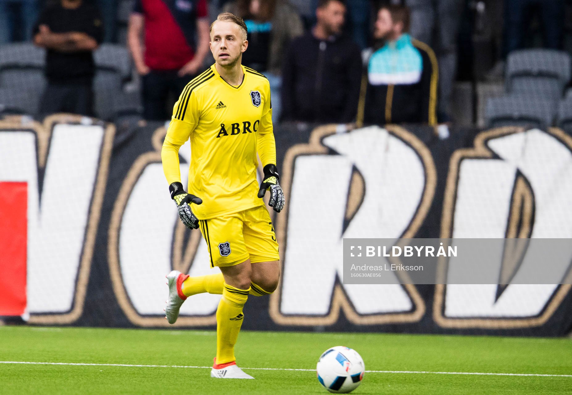 s målvakt Patrik Carlgren med bollen