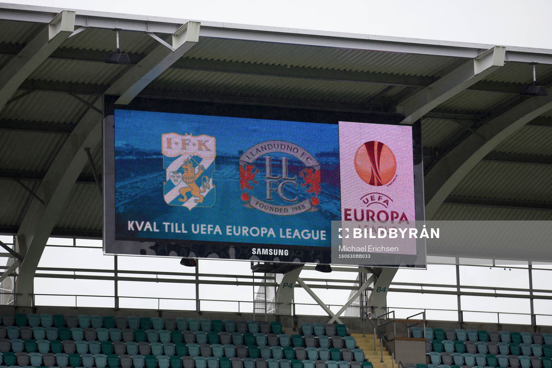 Läktare med skärm på Gamla Ullevi innan fotbollsmatchen