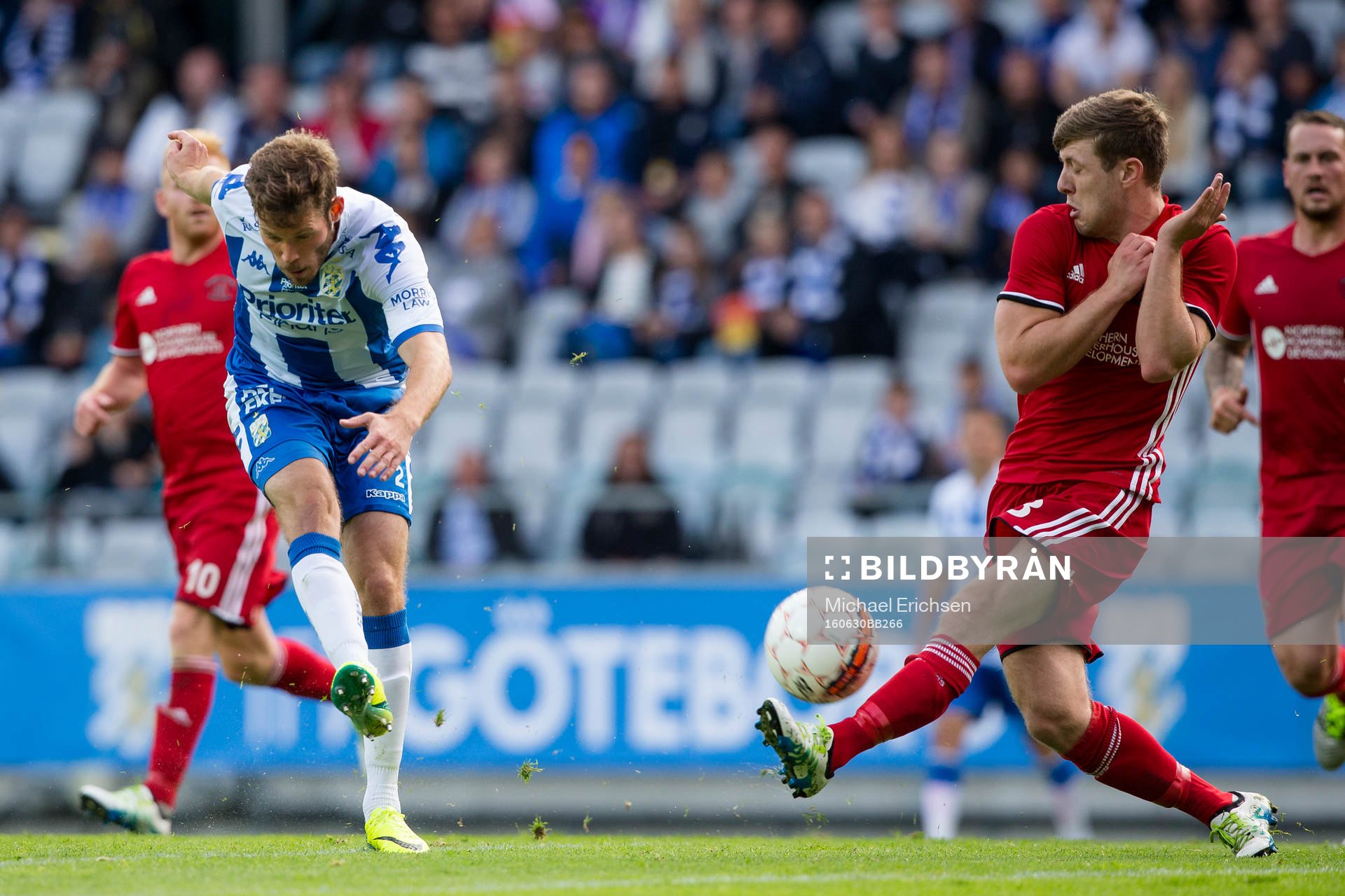 IFK Göteborgs Emil Salomonsson skjuter ett skott under fotbollsmatchen i kvalet till Europa League mellan IFK Göteborg och Llandudno den 30 juni 2016 i Göteborg.