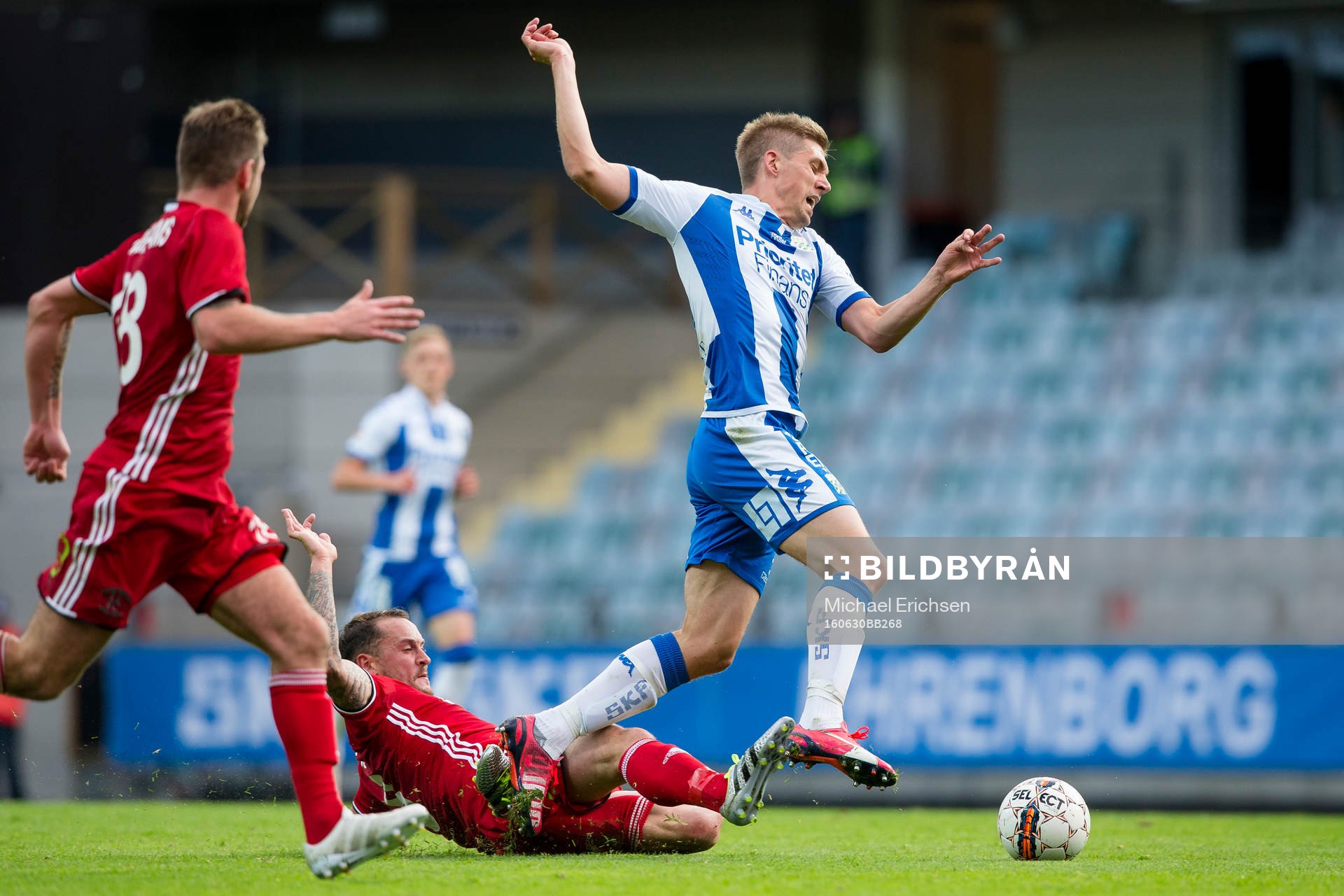 IFK Göteborgs Mikael Boman blir tacklad
