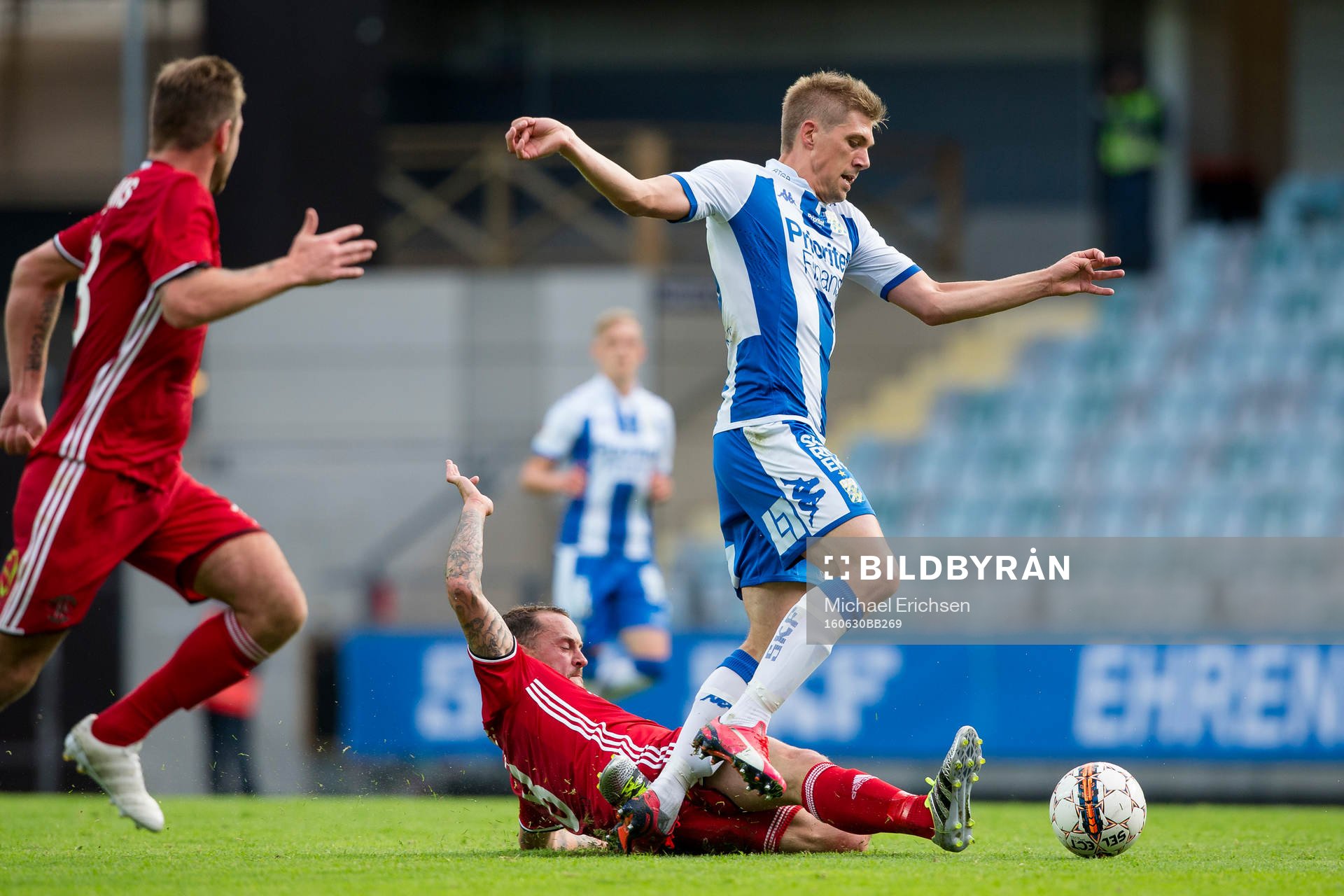 IFK Göteborgs Mikael Boman blir tacklad