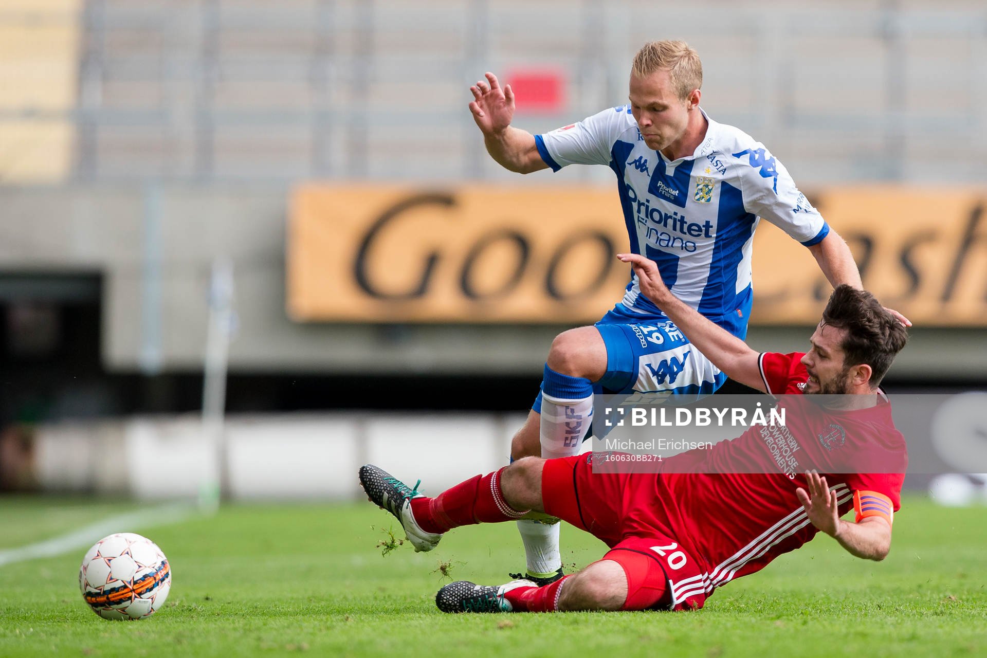Llandudnos Thomas Dix glidtacklar IFK Göteborgs  Gustav