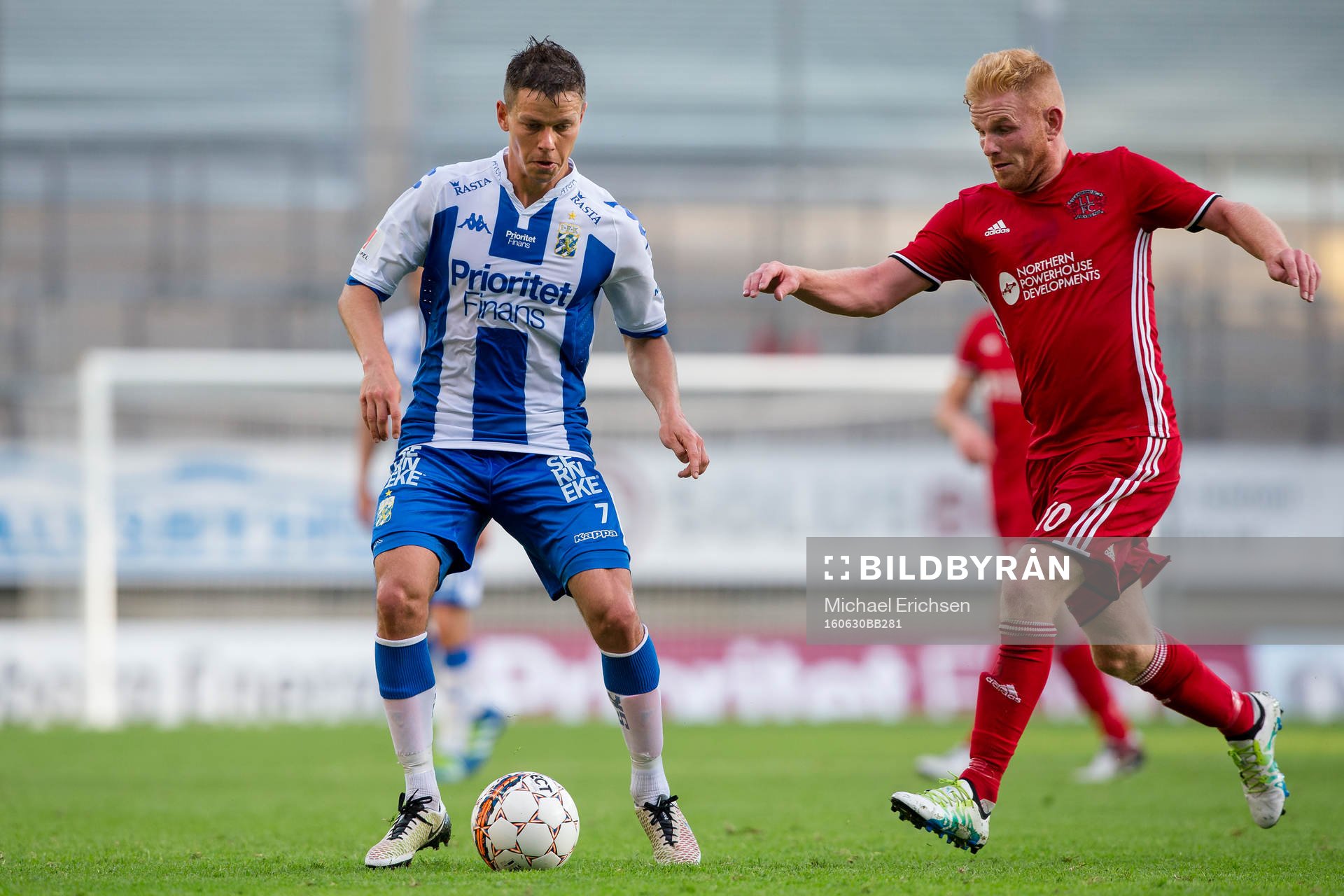 IFK Göteborgs Mads Albeck mot Llandudnos Marc Williams