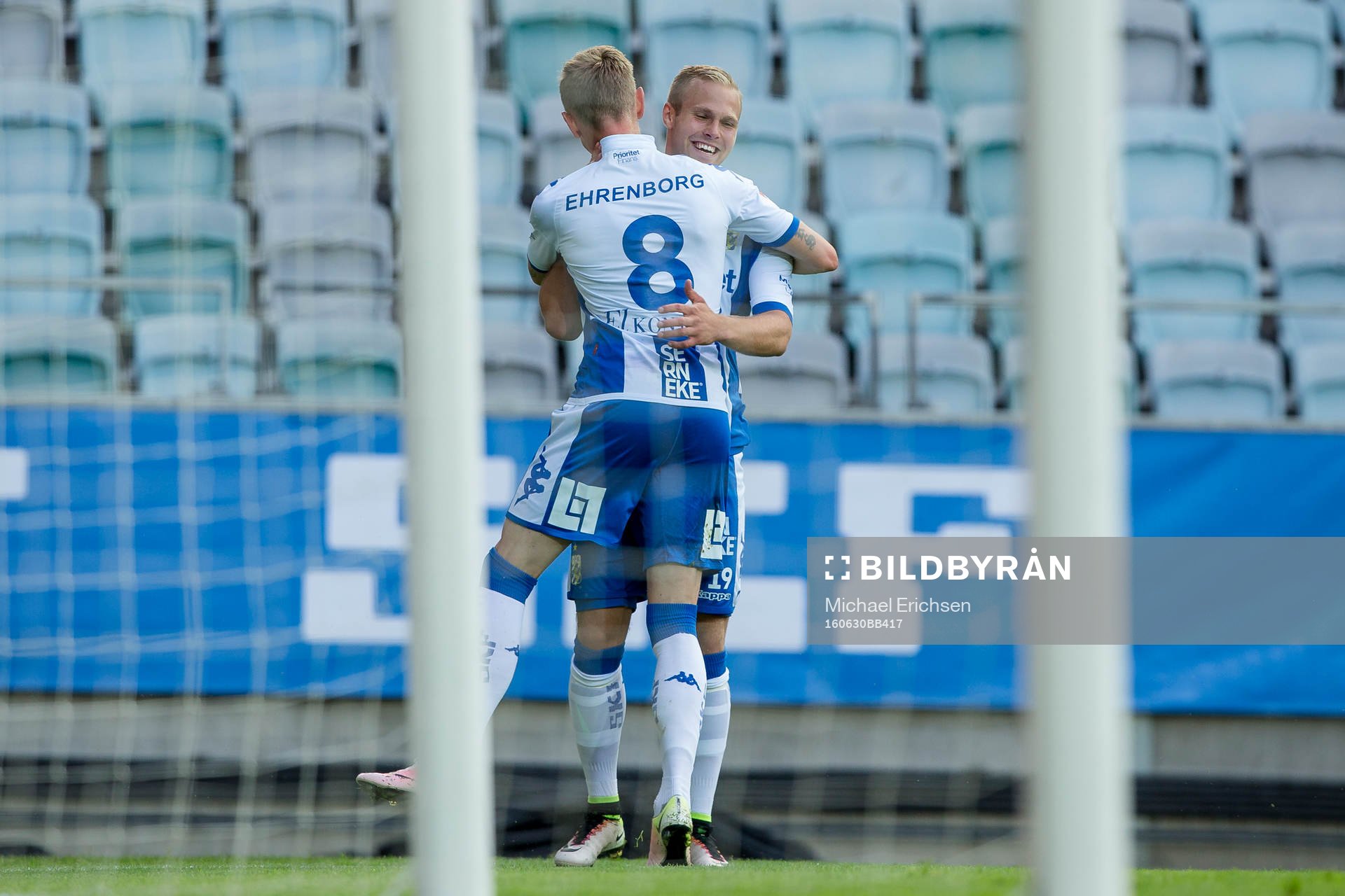 IFK Göteborgs Sören Rieks jublar och omfamnas av Gustav