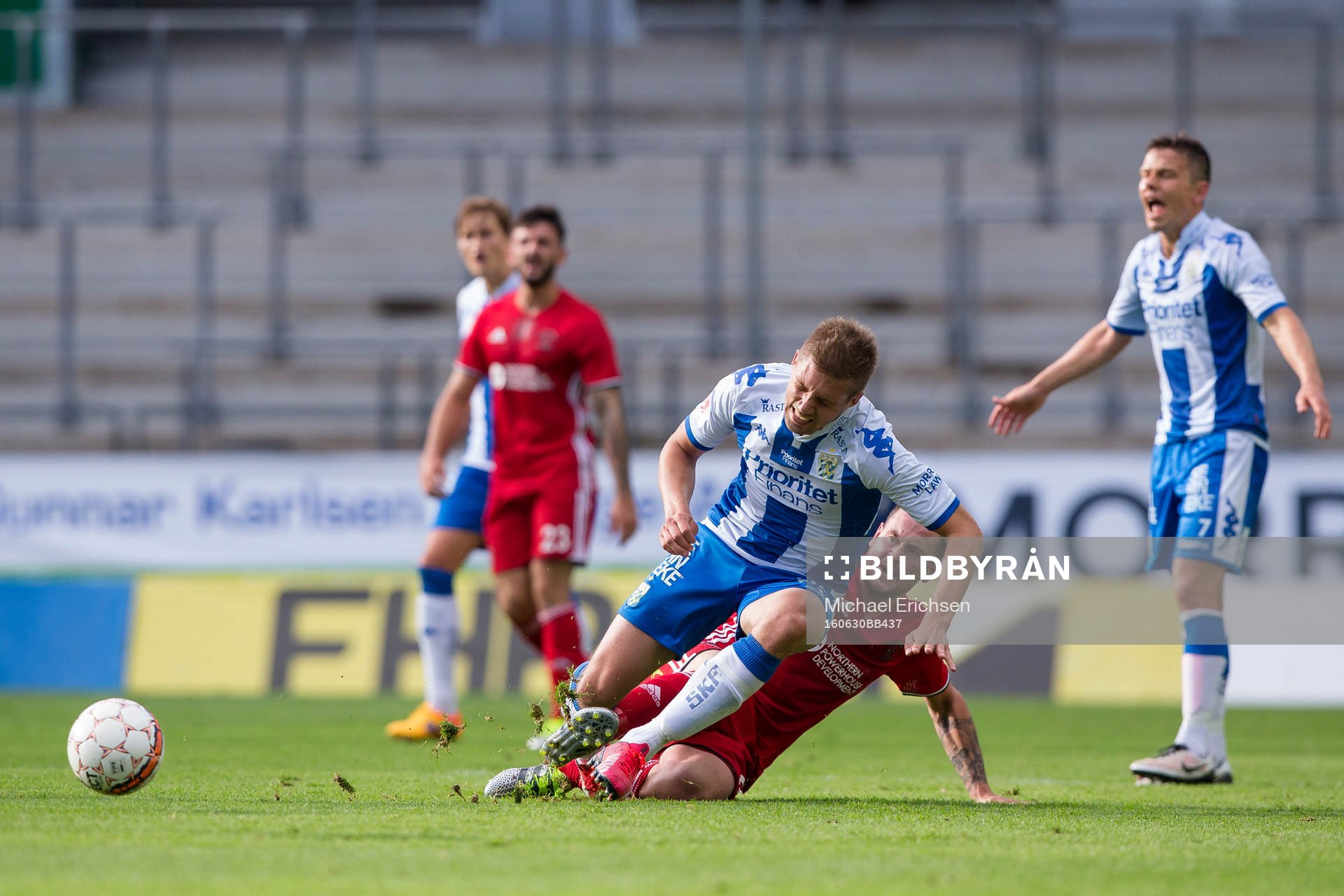 IFK Göteborgs Mikael Boman blir tacklad
