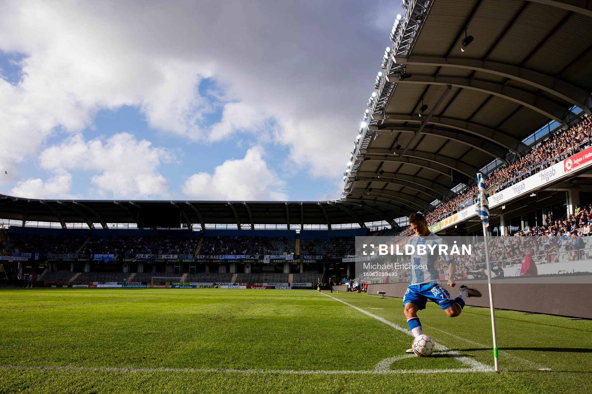 IFK Göteborgs Mads Albeck slår en hörna