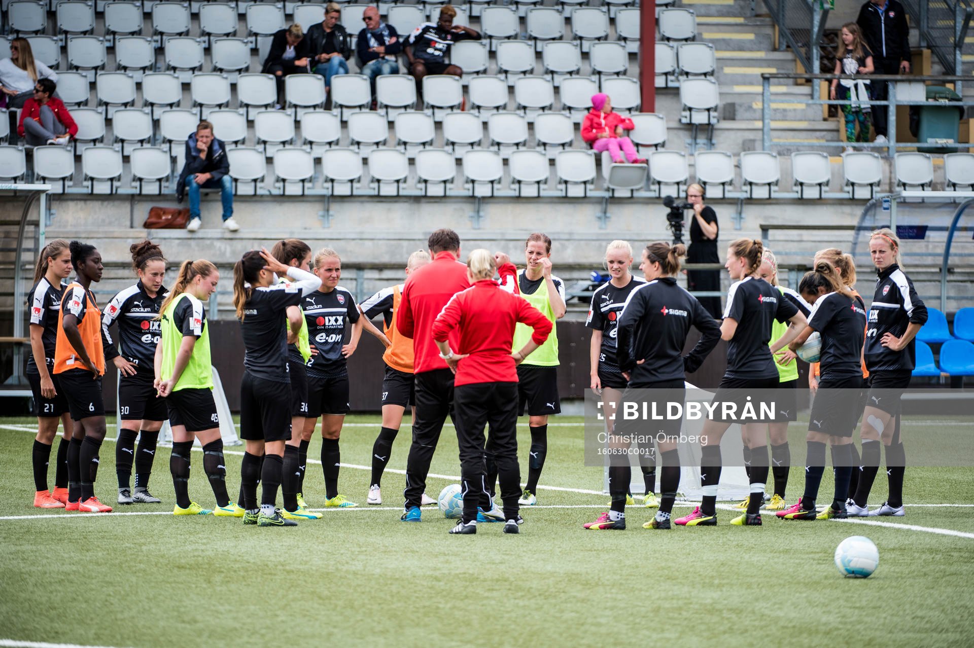 Lotta Schelin med lagkamraterna