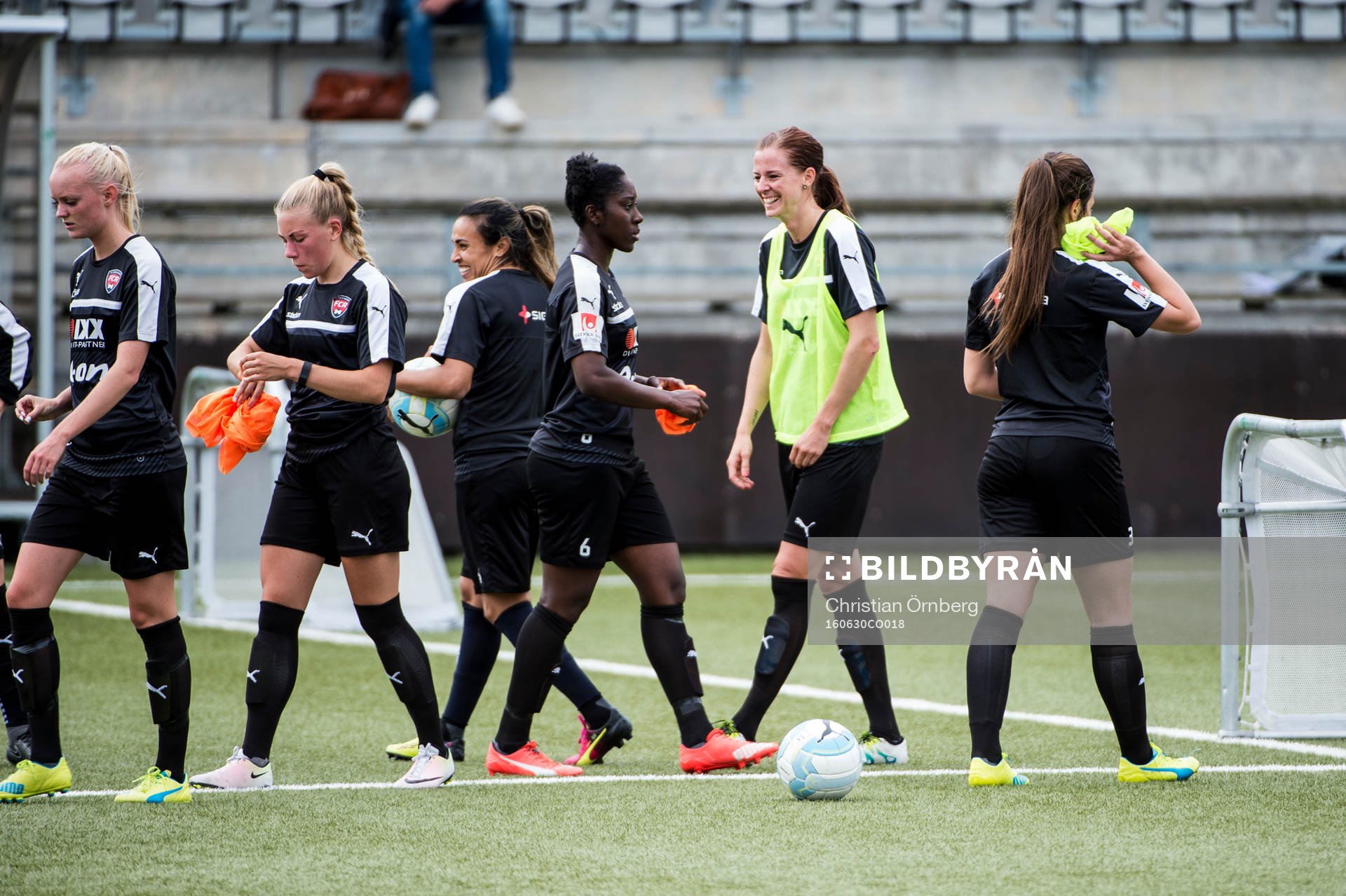 Lotta Schelin med lagkamraterna