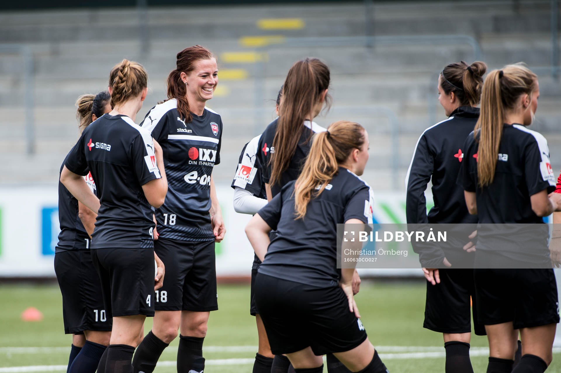 Lotta Schelin med lagkamraterna