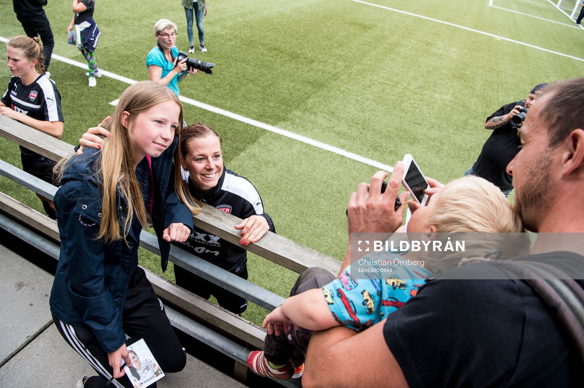 Lotta Schelin skriver autografer