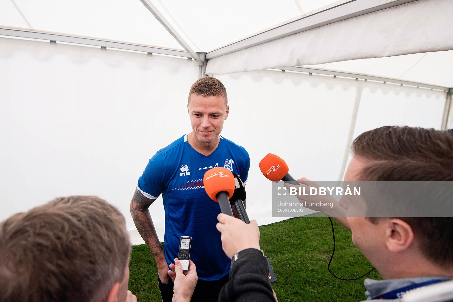 Ragnar Sigurdsson pratar med media i mixed zone på Islands