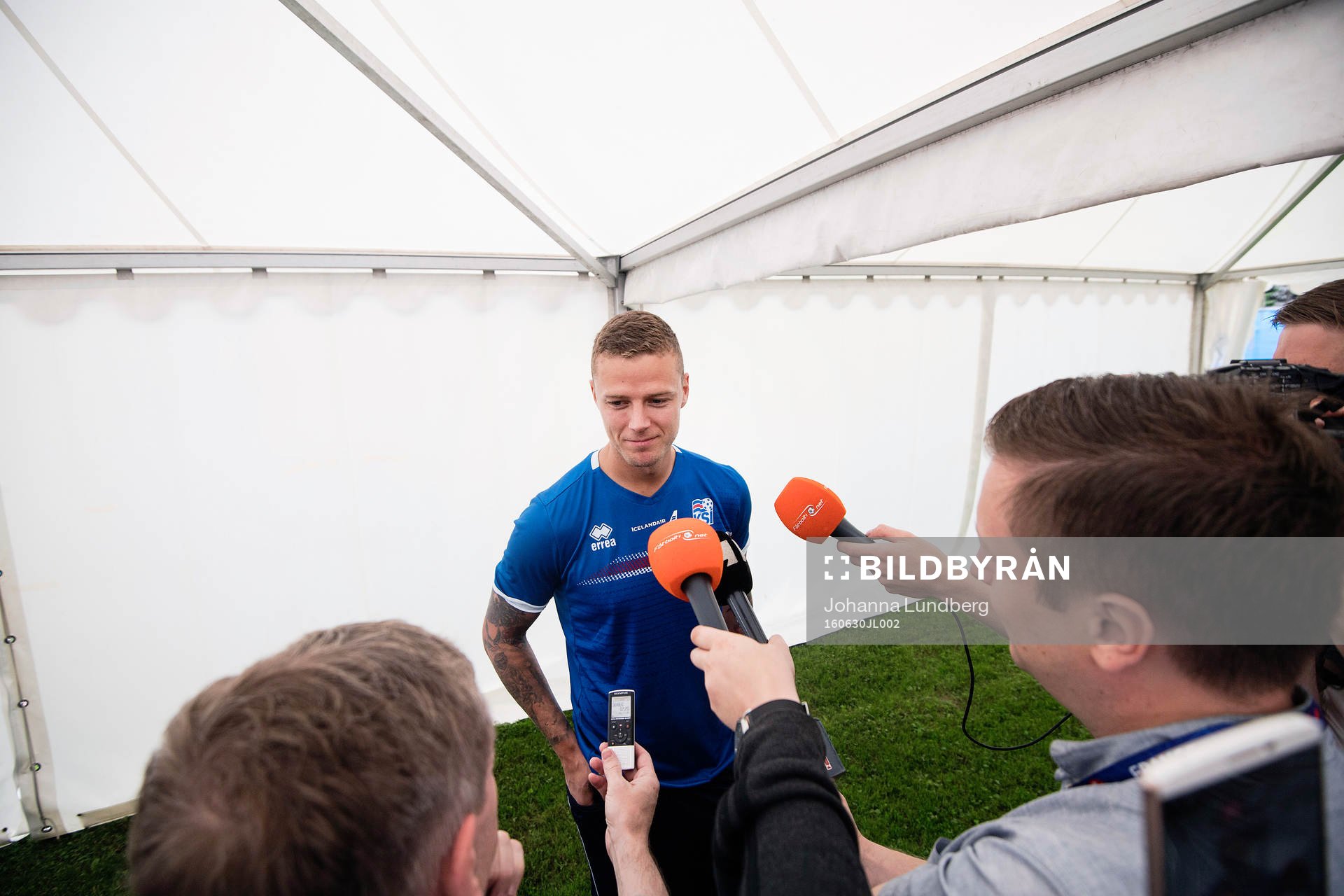 Ragnar Sigurdsson pratar med media i mixed zone på Islands