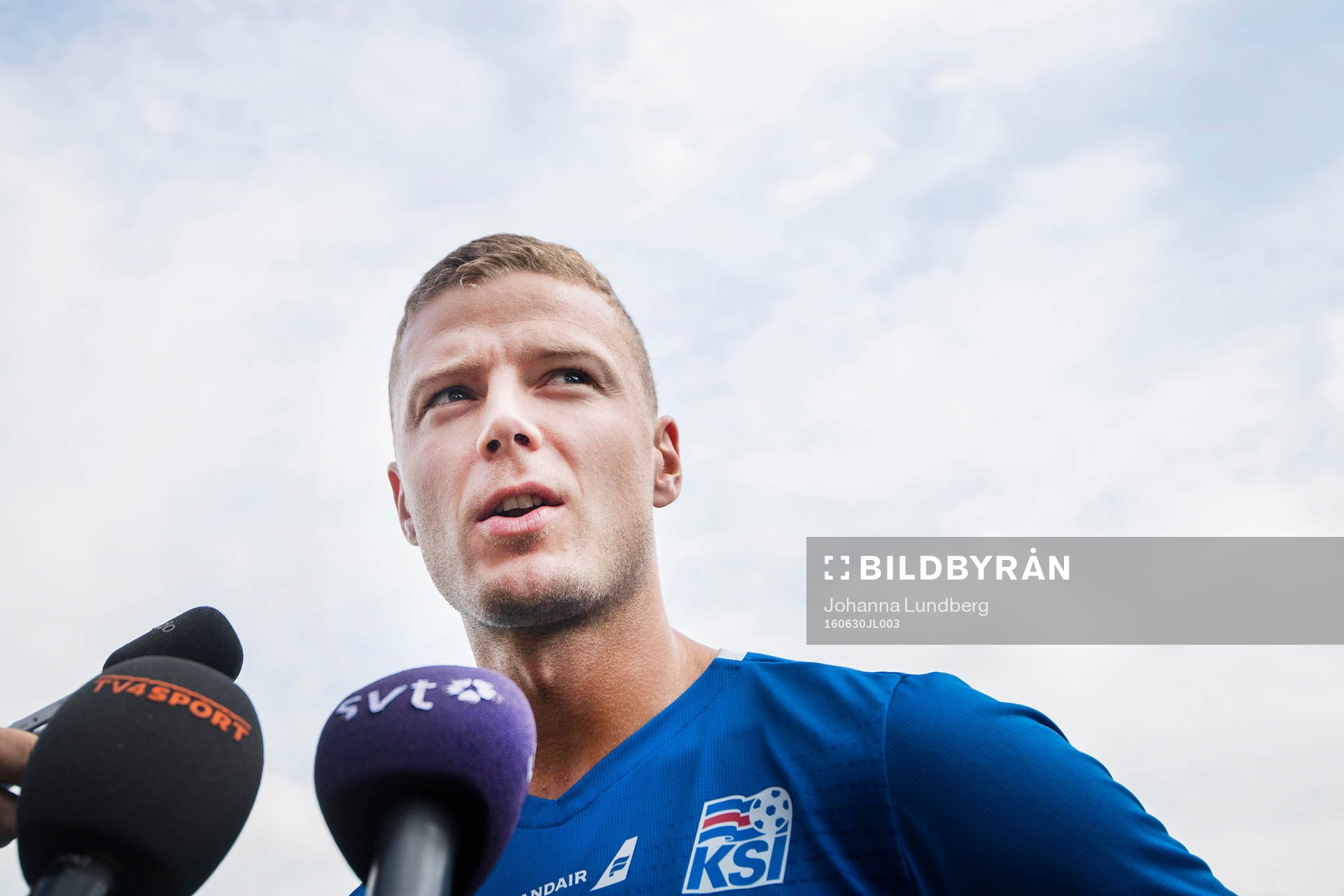 Ragnar Sigurdsson pratar med media i mixed zone på Islands fotbollslandslags träning under fotbolls-EM den 30 juni 2016 i Annecy.