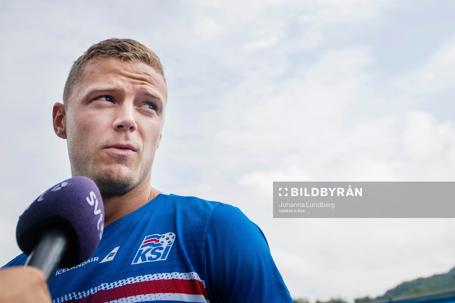Ragnar Sigurdsson pratar med media i mixed zone på Islands