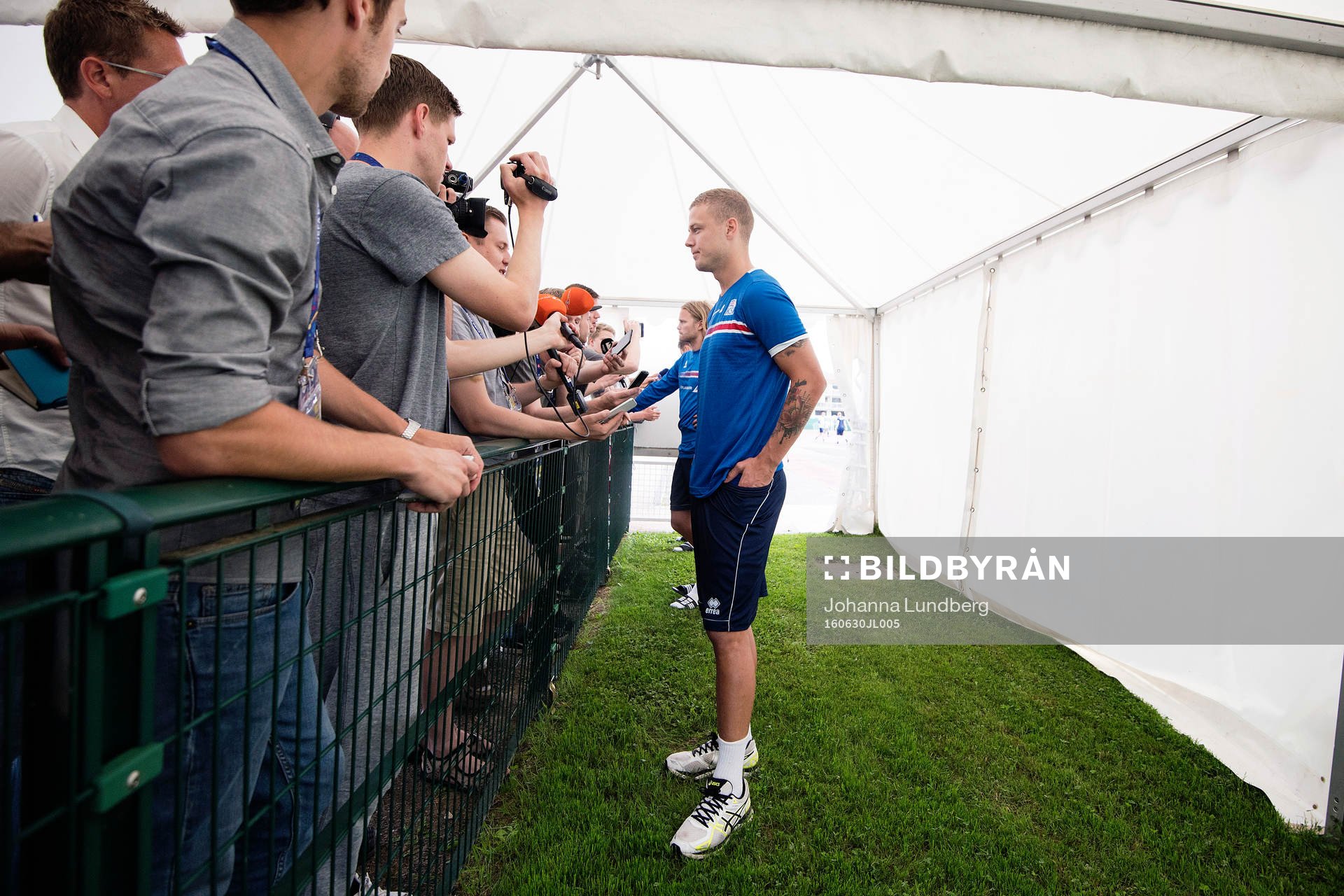 Ragnar Sigurdsson pratar med media i mixed zone på Islands