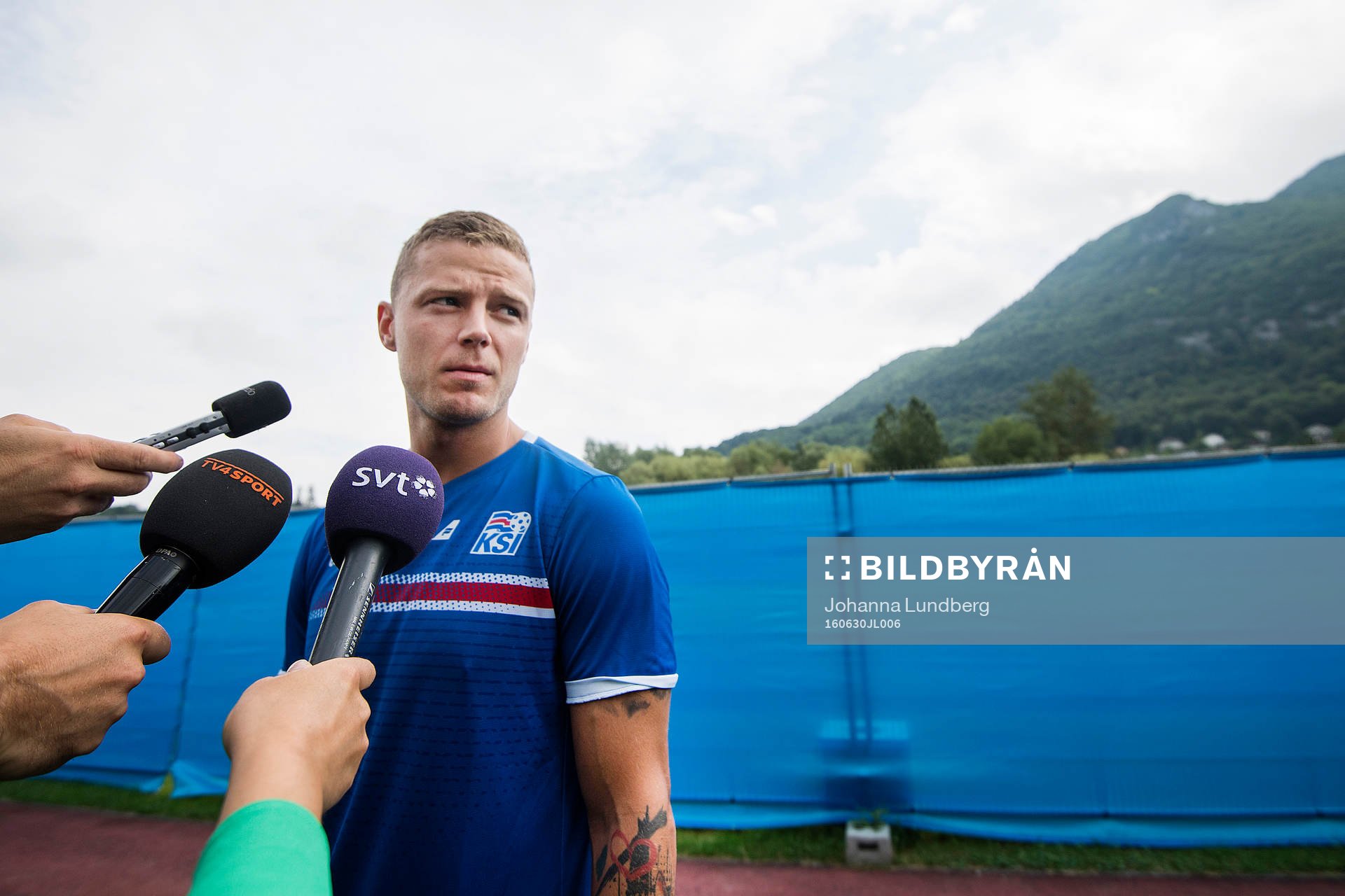 Ragnar Sigurdsson pratar med media i mixed zone på Islands