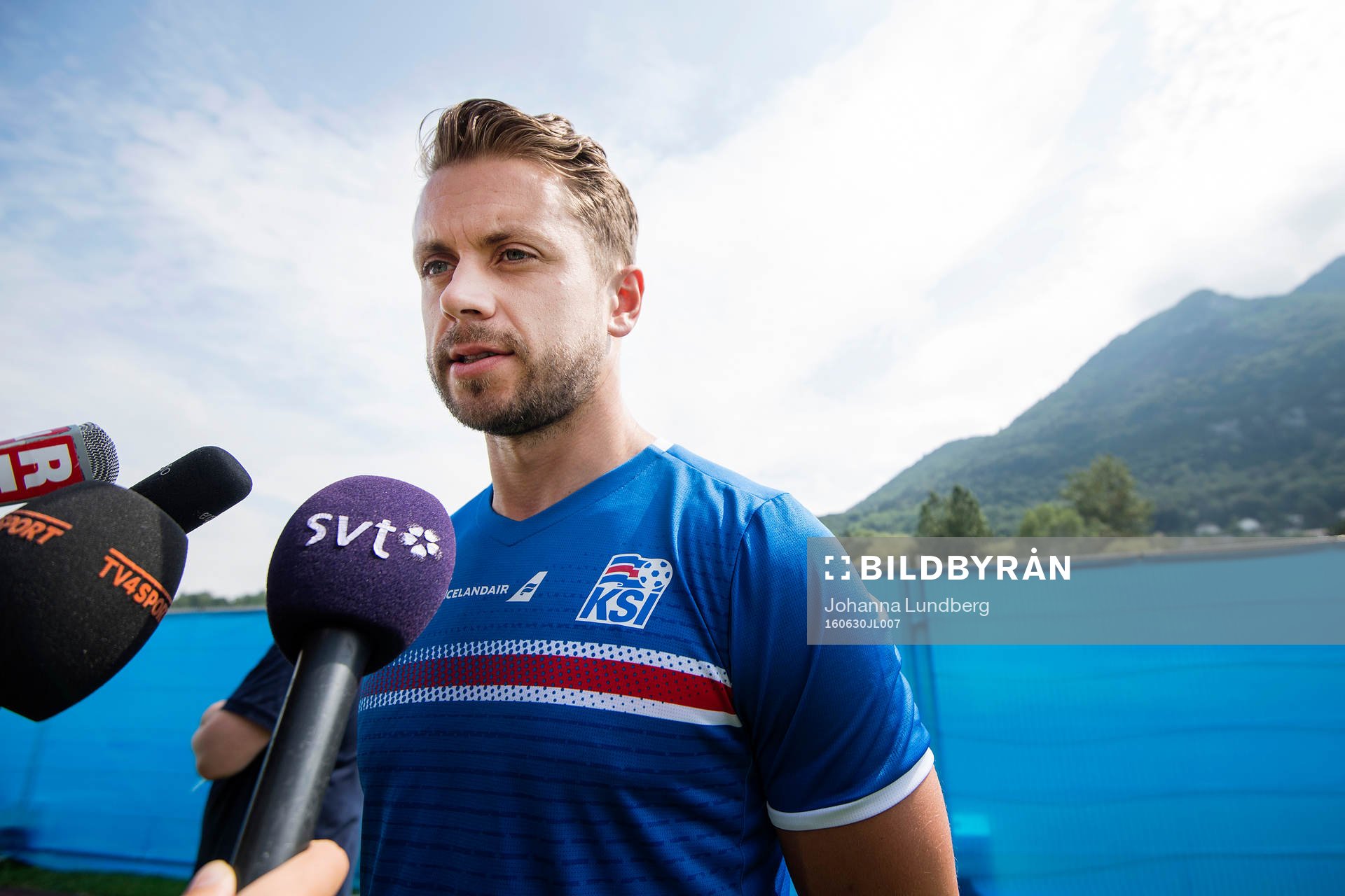 Kári Arnason pratar med media i mixed zone på Islands