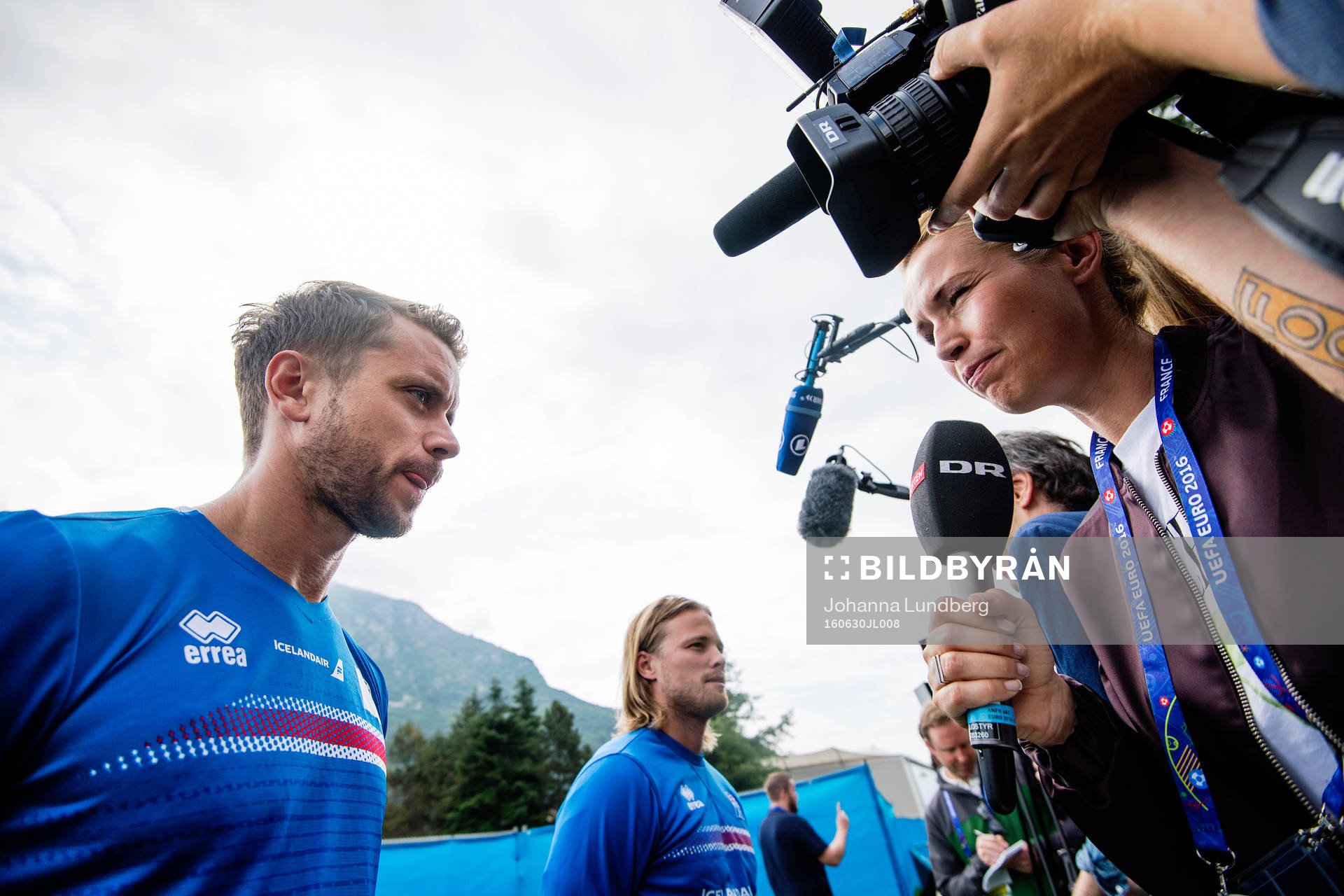 Kári Arnason och Birkir Bjarnason pratar med media i mixed
