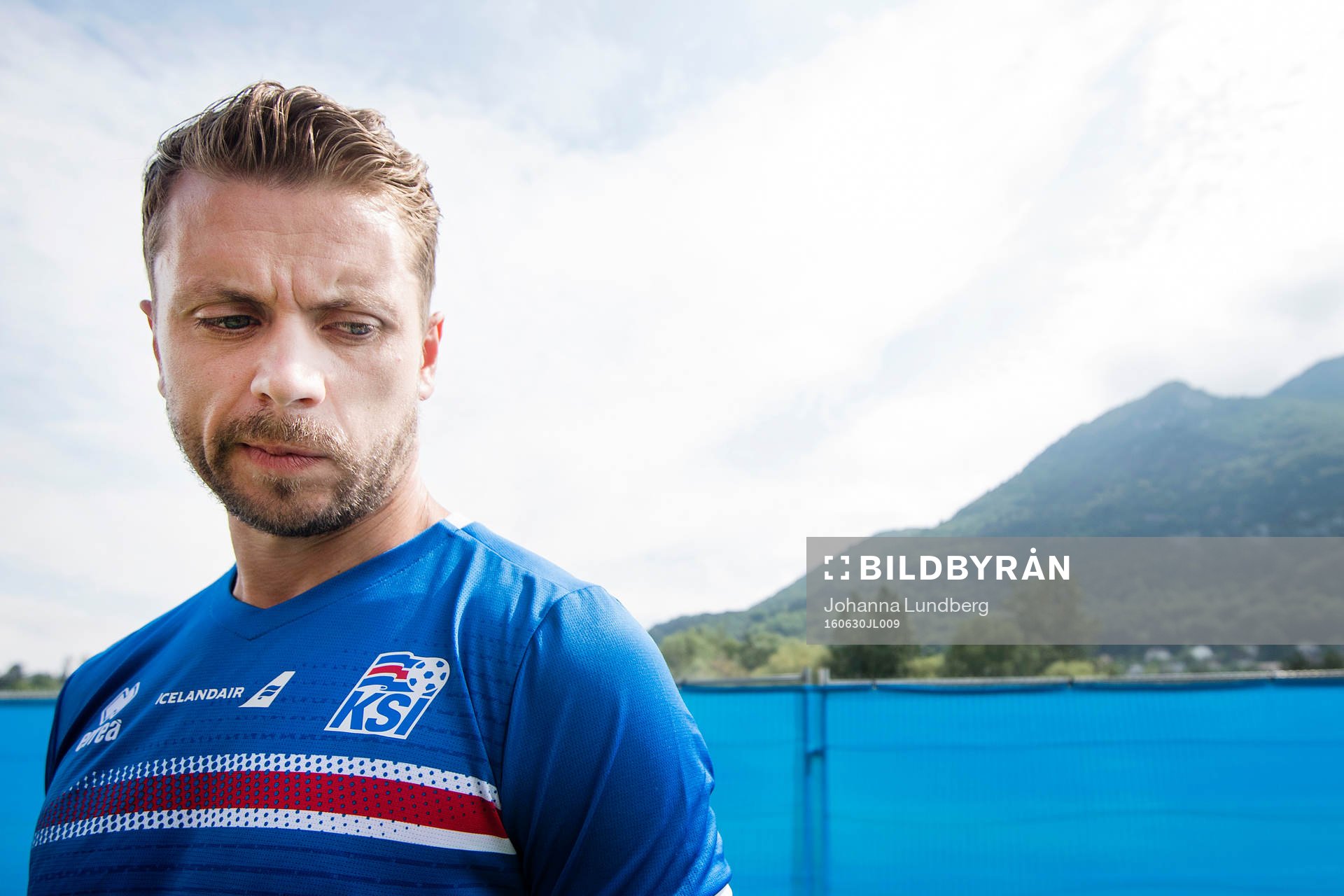 Kári Arnason pratar med media i mixed zone på Islands